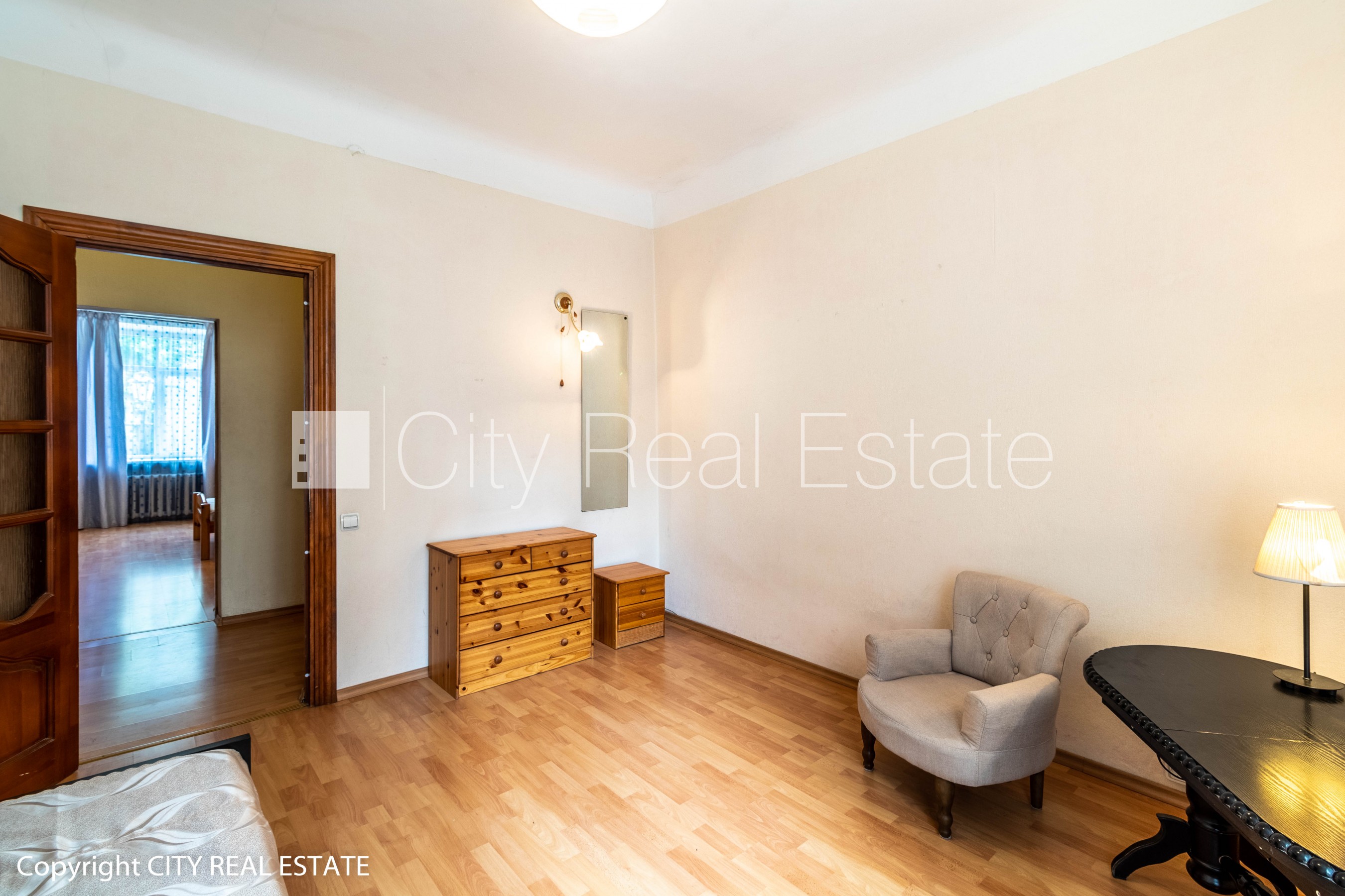 Sludinājumi. Renovēta māja, ieeja no pagalma, beletāža, kāpņu telpa pēc kosmētiskā remonta, logi vērsti mājas Cena: 650 EUR/mēn Foto #6