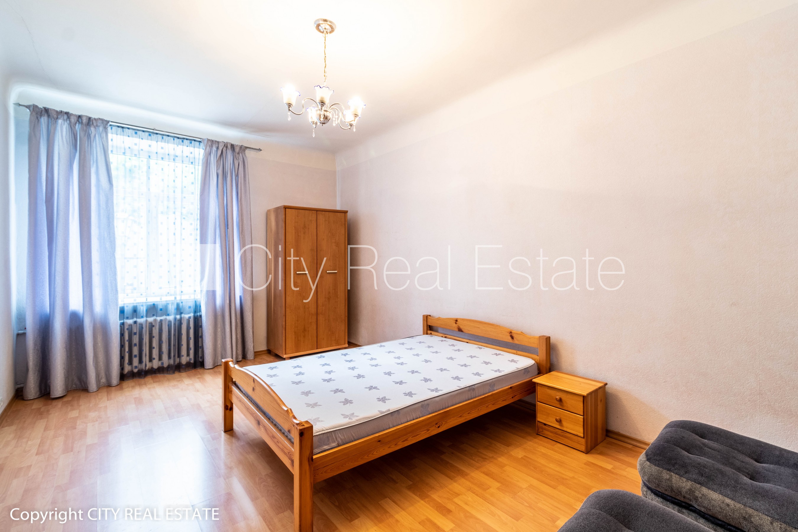 Sludinājumi. Renovēta māja, ieeja no pagalma, beletāža, kāpņu telpa pēc kosmētiskā remonta, logi vērsti mājas Cena: 650 EUR/mēn Foto #3