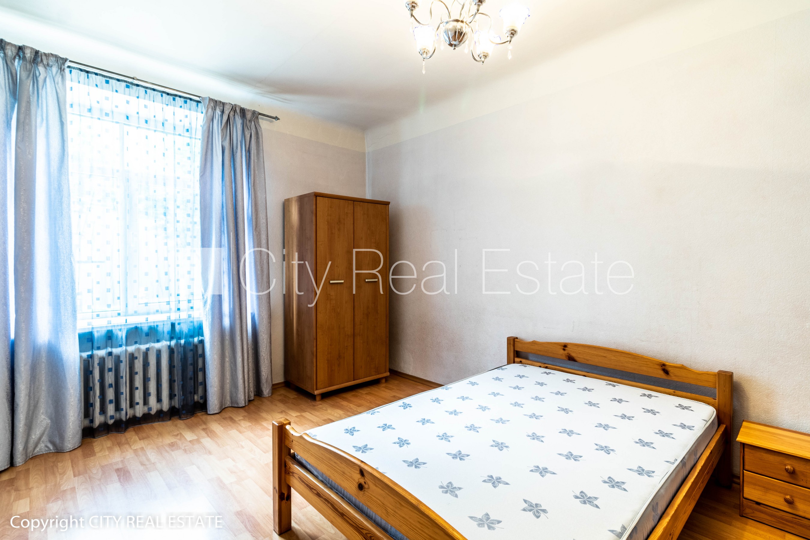 Sludinājumi. Renovēta māja, ieeja no pagalma, beletāža, kāpņu telpa pēc kosmētiskā remonta, logi vērsti mājas Cena: 650 EUR/mēn Foto #4