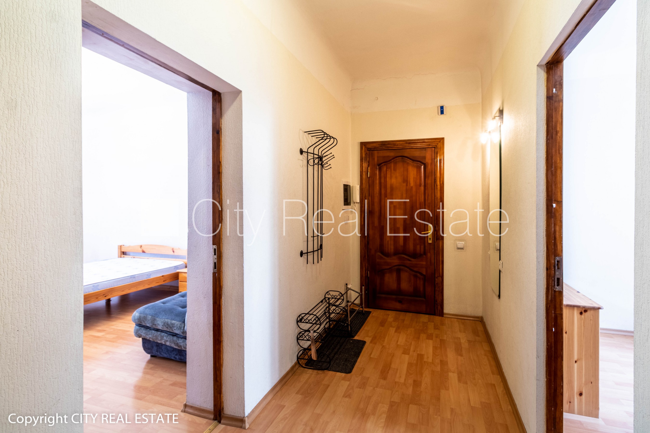 Sludinājumi. Renovēta māja, ieeja no pagalma, beletāža, kāpņu telpa pēc kosmētiskā remonta, logi vērsti mājas Cena: 650 EUR/mēn Foto #10