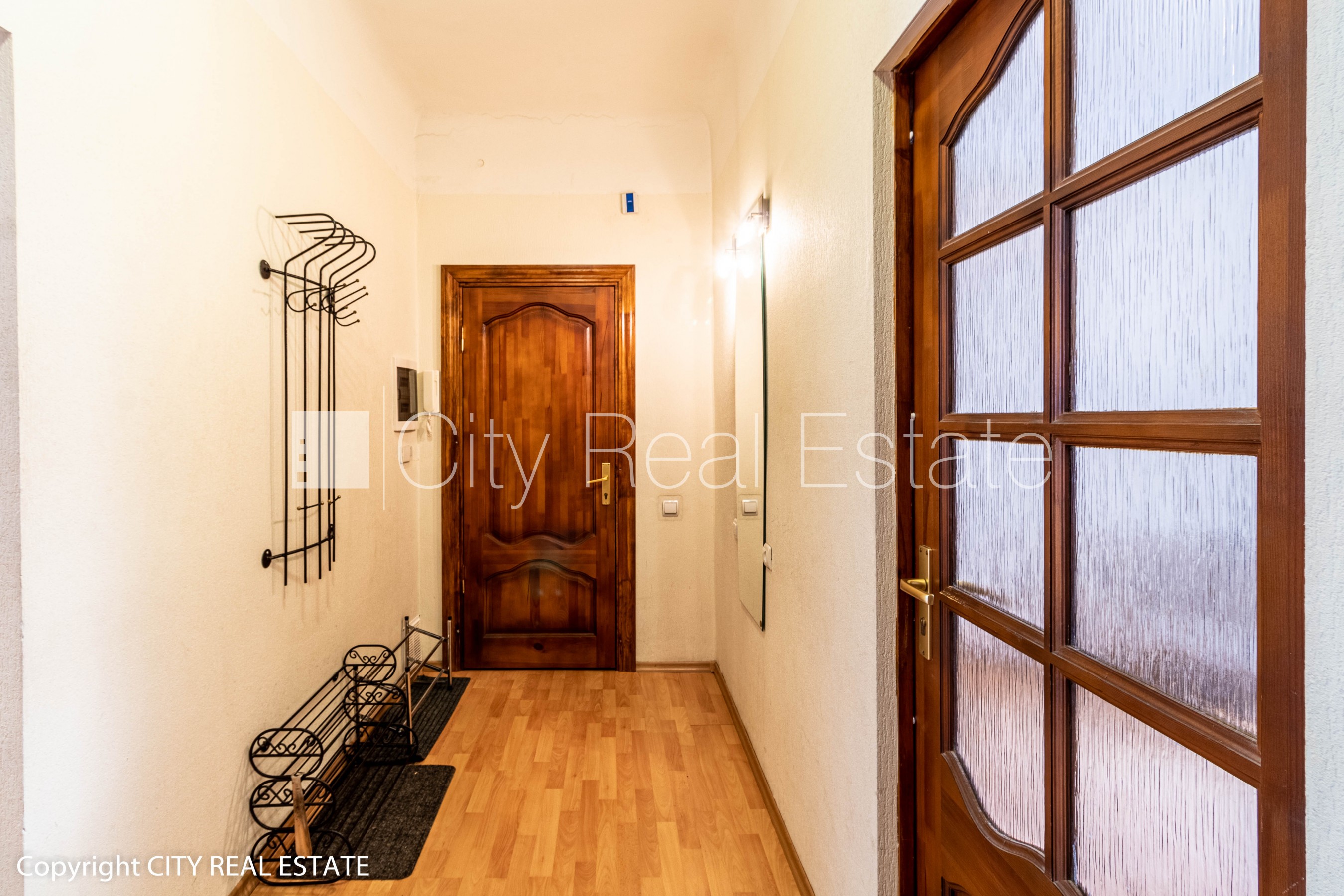 Sludinājumi. Renovēta māja, ieeja no pagalma, beletāža, kāpņu telpa pēc kosmētiskā remonta, logi vērsti mājas Cena: 650 EUR/mēn Foto #15