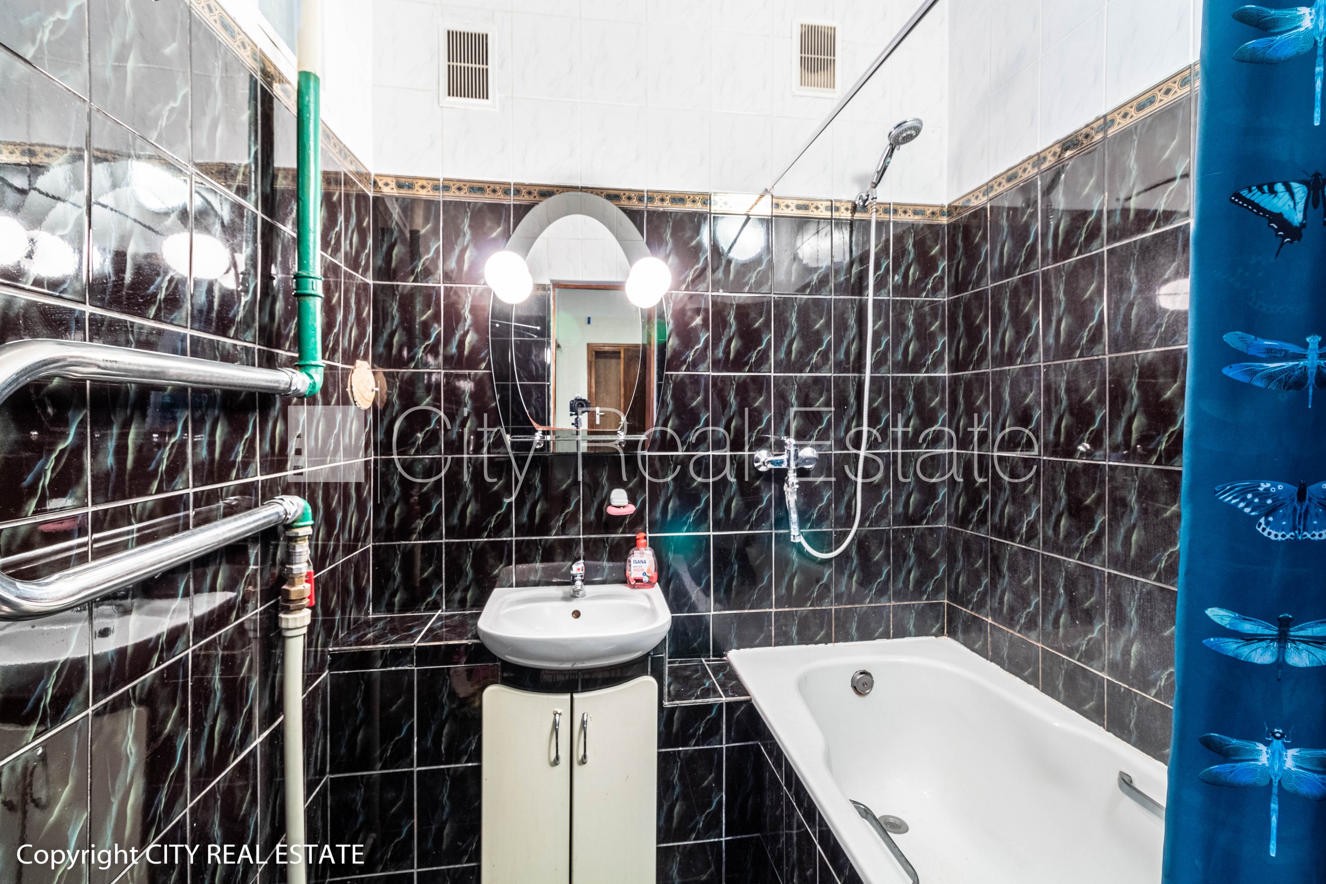 Sludinājumi. Renovēta māja, ieeja no pagalma, beletāža, kāpņu telpa pēc kosmētiskā remonta, logi vērsti mājas Cena: 650 EUR/mēn Foto #17