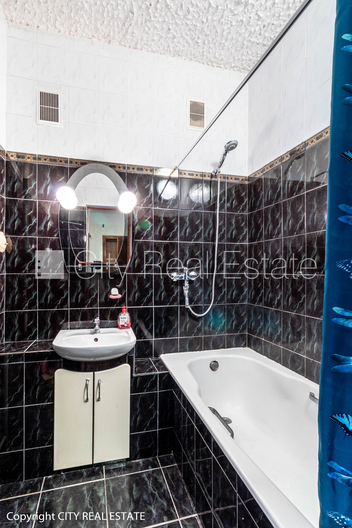 Sludinājumi. Renovēta māja, ieeja no pagalma, beletāža, kāpņu telpa pēc kosmētiskā remonta, logi vērsti mājas Cena: 650 EUR/mēn Foto #18