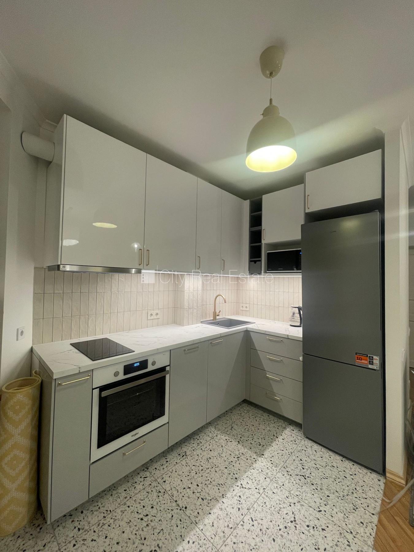 Sludinājumi. Fasādes māja, istabas izolētas 3 gab., studio tipa, virtuve apvienota ar viesistabu, augstie Cena: 1100 EUR/mēn Foto #5