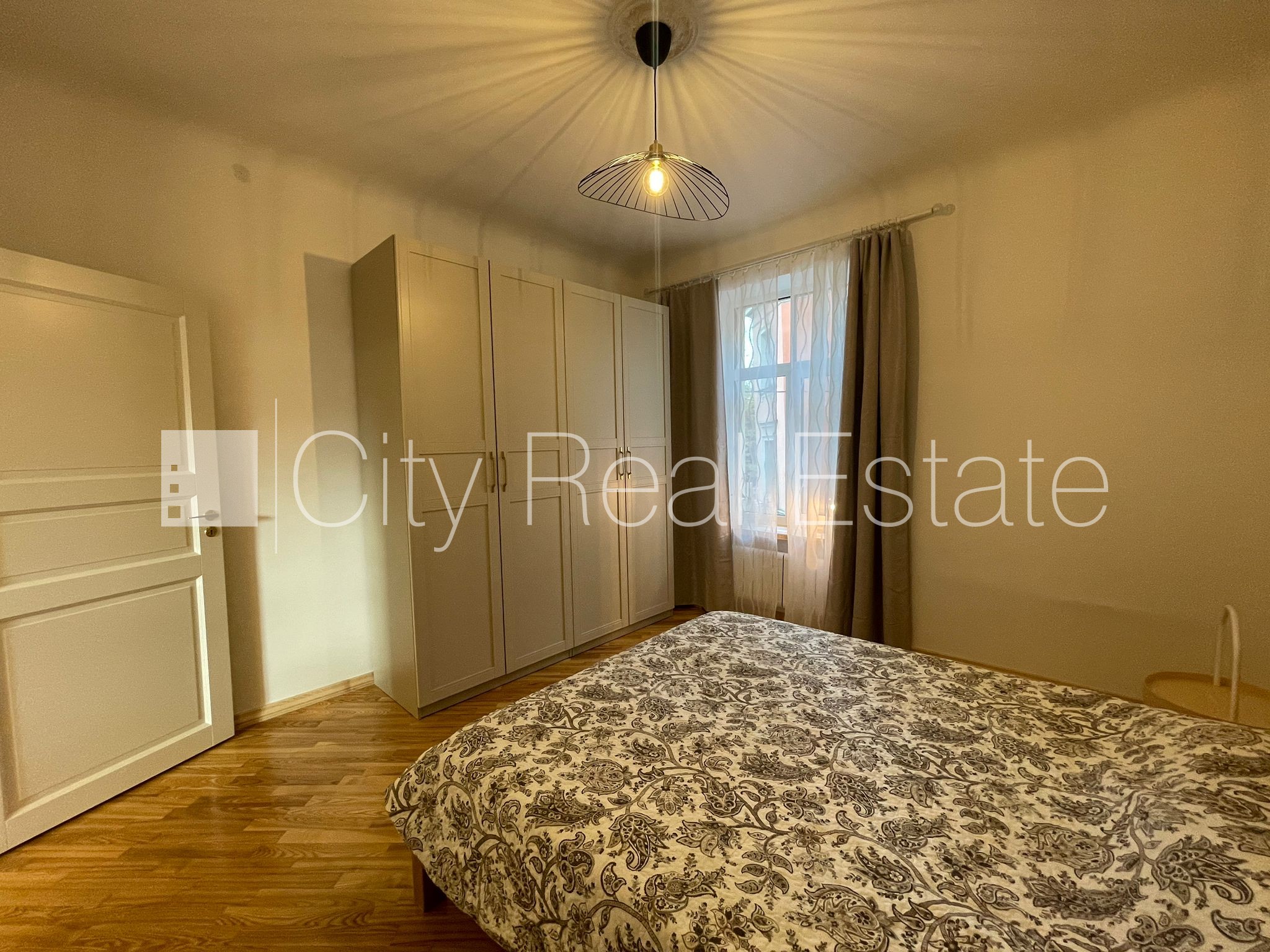 Sludinājumi. Fasādes māja, istabas izolētas 3 gab., studio tipa, virtuve apvienota ar viesistabu, augstie Cena: 1100 EUR/mēn Foto #6