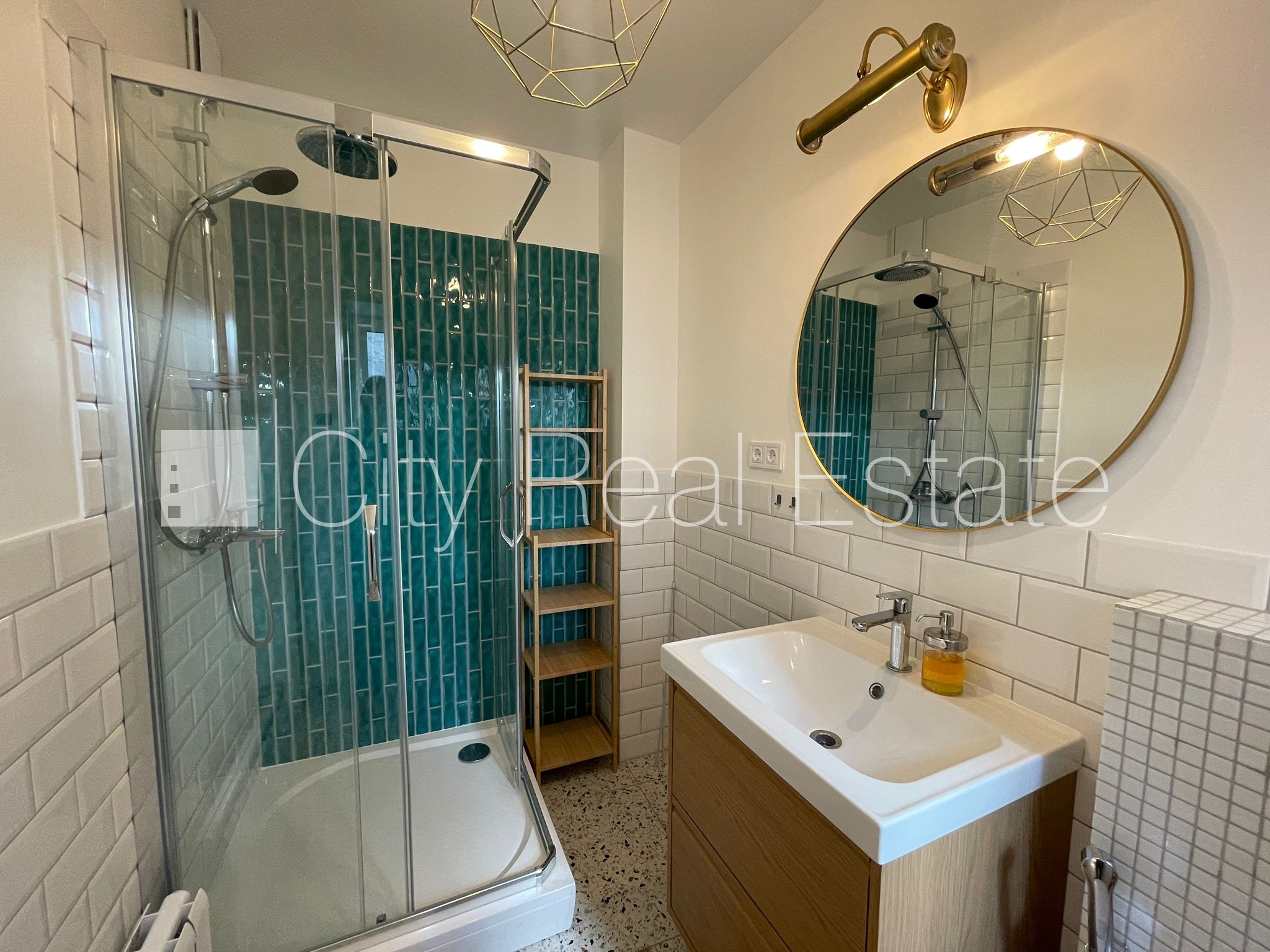 Sludinājumi. Fasādes māja, istabas izolētas 3 gab., studio tipa, virtuve apvienota ar viesistabu, augstie Cena: 1100 EUR/mēn Foto #8