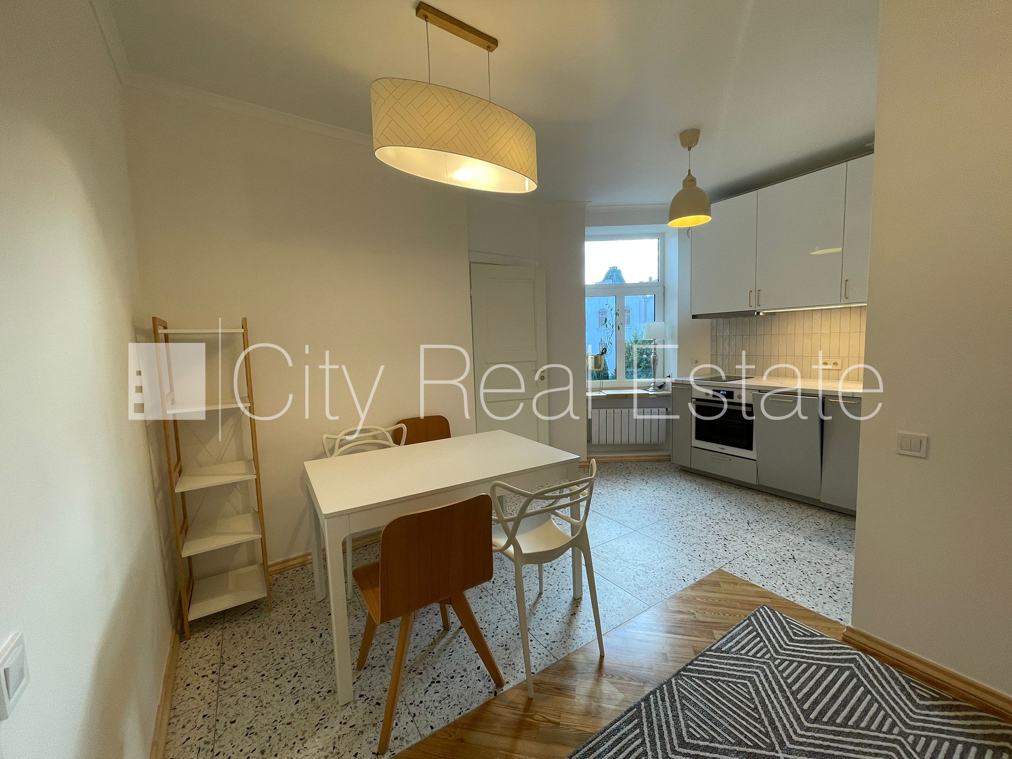 Sludinājumi. Fasādes māja, istabas izolētas 3 gab., studio tipa, virtuve apvienota ar viesistabu, augstie Cena: 1100 EUR/mēn Foto #4