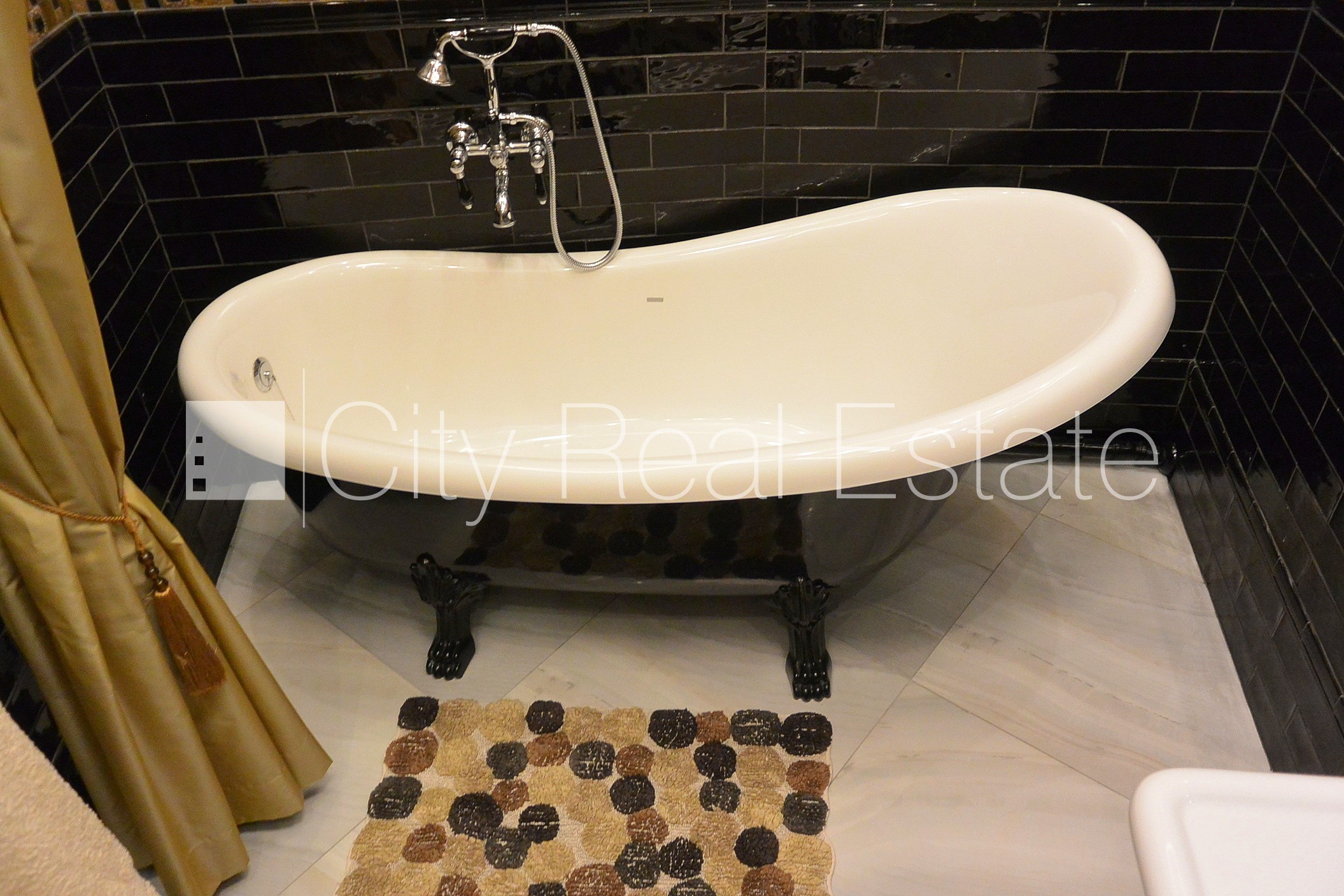 Sludinājumi. Fasādes māja, slēgta teritorija, ieeja no ielas, ir lifts, balkons, guļamistabu skaits 2 gab., Cena: 1100 EUR/mēn Foto #16