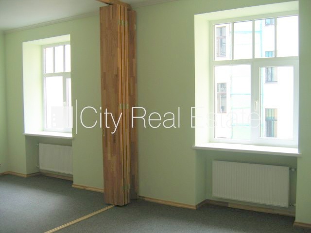 Объявление. Дом во дворе, реновированный дом, закрытая территория, вход со двора, лифт, лестничная клетка после Цена: 600 EUR/мес. Foto #16