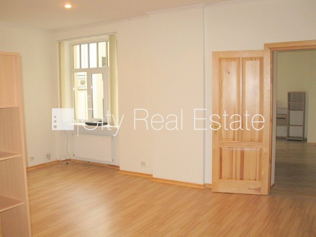 Объявление. Дом во дворе, реновированный дом, закрытая территория, вход со двора, лифт, лестничная клетка после Цена: 600 EUR/мес. Foto #9