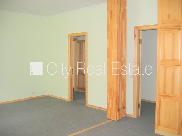 Объявление. Дом во дворе, реновированный дом, закрытая территория, вход со двора, лифт, лестничная клетка после Цена: 600 EUR/мес. Foto #4