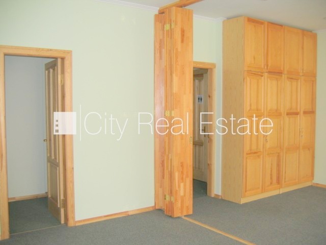 Объявление. Дом во дворе, реновированный дом, закрытая территория, вход со двора, лифт, лестничная клетка после Цена: 600 EUR/мес. Foto #3