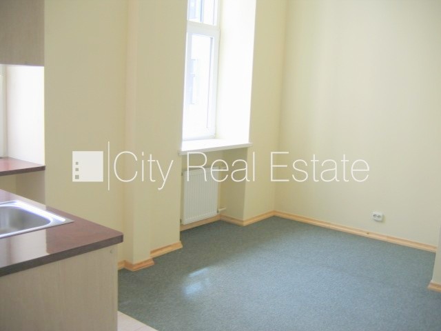 Объявление. Дом во дворе, реновированный дом, закрытая территория, вход со двора, лифт, лестничная клетка после Цена: 600 EUR/мес. Foto #18