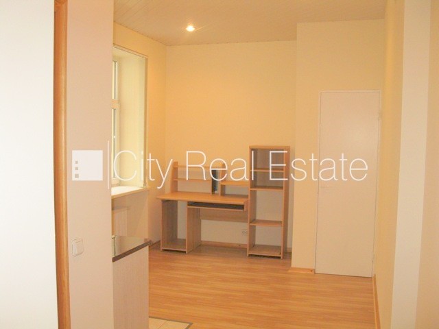 Объявление. Дом во дворе, реновированный дом, закрытая территория, вход со двора, лифт, лестничная клетка после Цена: 600 EUR/мес. Foto #2