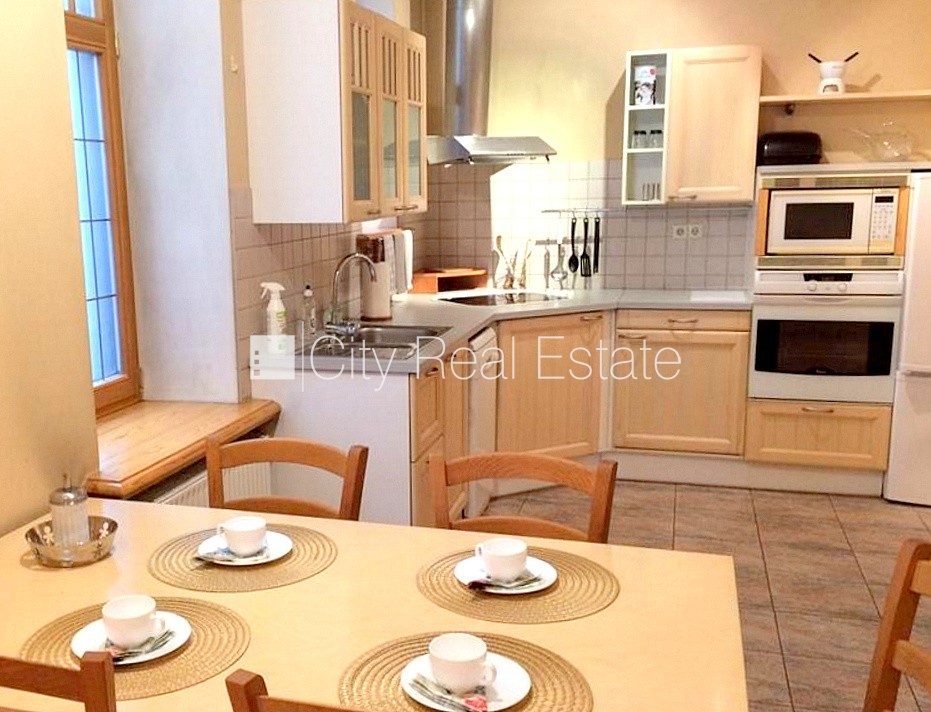 Sludinājumi. Fasādes māja, labiekārtots apzaļumots pagalms, slēgts pagalms, bezmaksas stāvvieta pagalmā, ieeja Cena: 700 EUR/mēn Foto #2