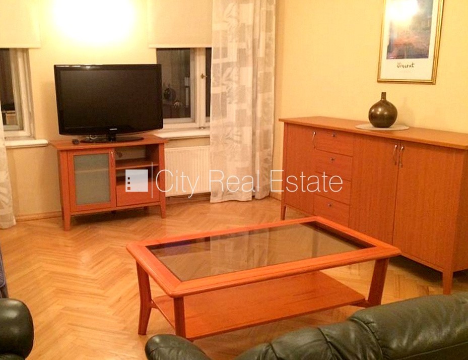 Sludinājumi. Fasādes māja, labiekārtots apzaļumots pagalms, slēgts pagalms, bezmaksas stāvvieta pagalmā, ieeja Cena: 700 EUR/mēn Foto #6