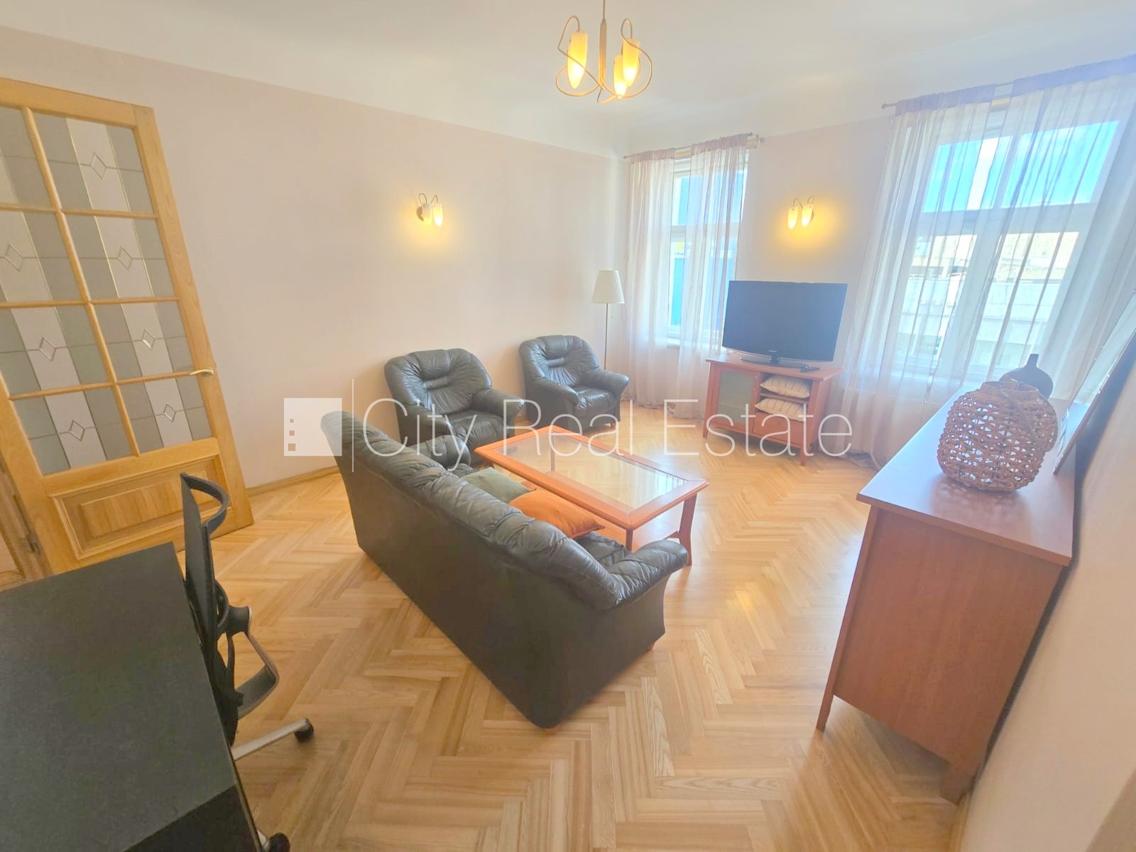 Sludinājumi. Fasādes māja, labiekārtots apzaļumots pagalms, slēgts pagalms, bezmaksas stāvvieta pagalmā, ieeja Cena: 700 EUR/mēn Foto #23