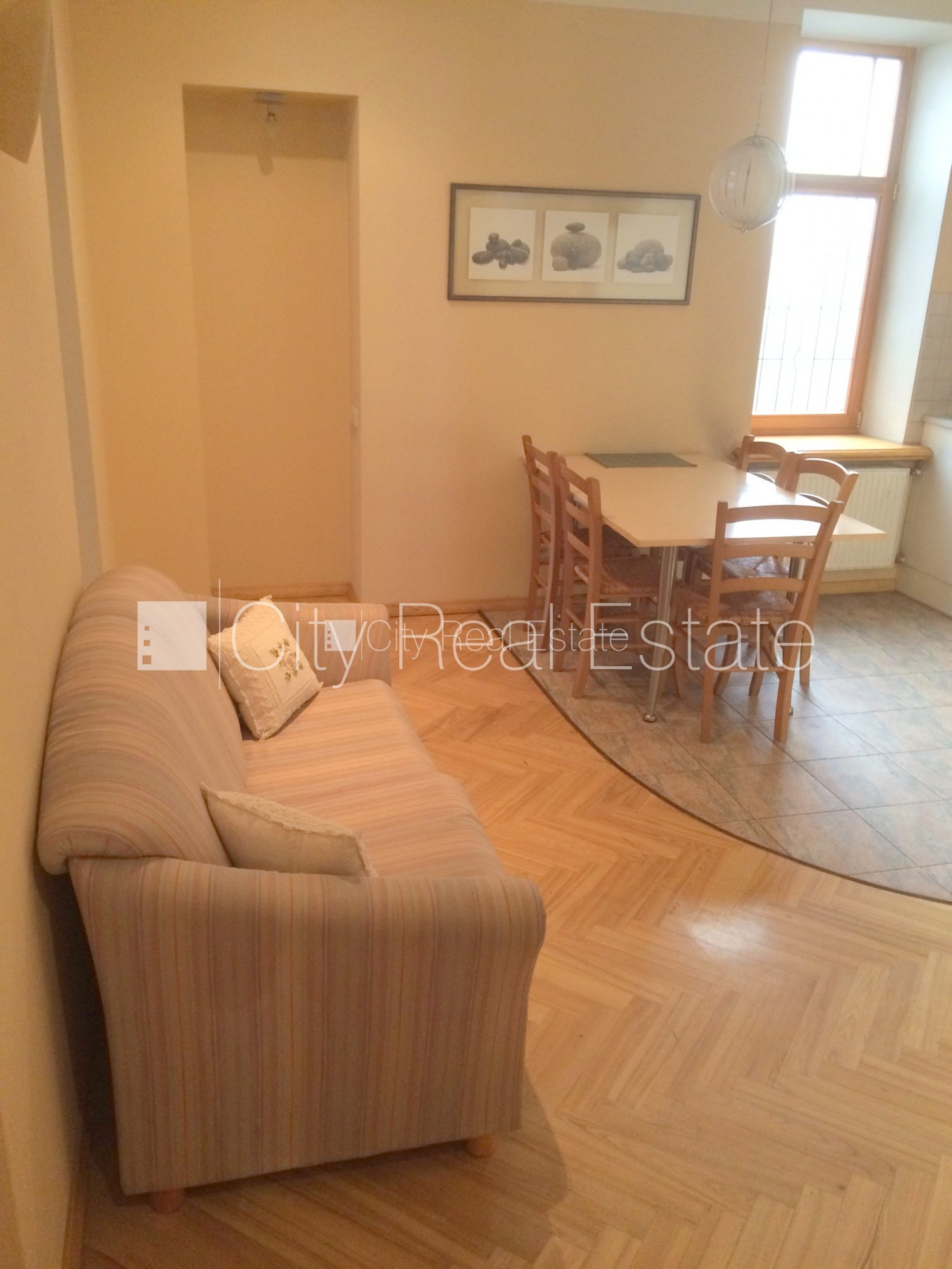 Sludinājumi. Fasādes māja, labiekārtots apzaļumots pagalms, slēgts pagalms, bezmaksas stāvvieta pagalmā, ieeja Cena: 700 EUR/mēn Foto #4