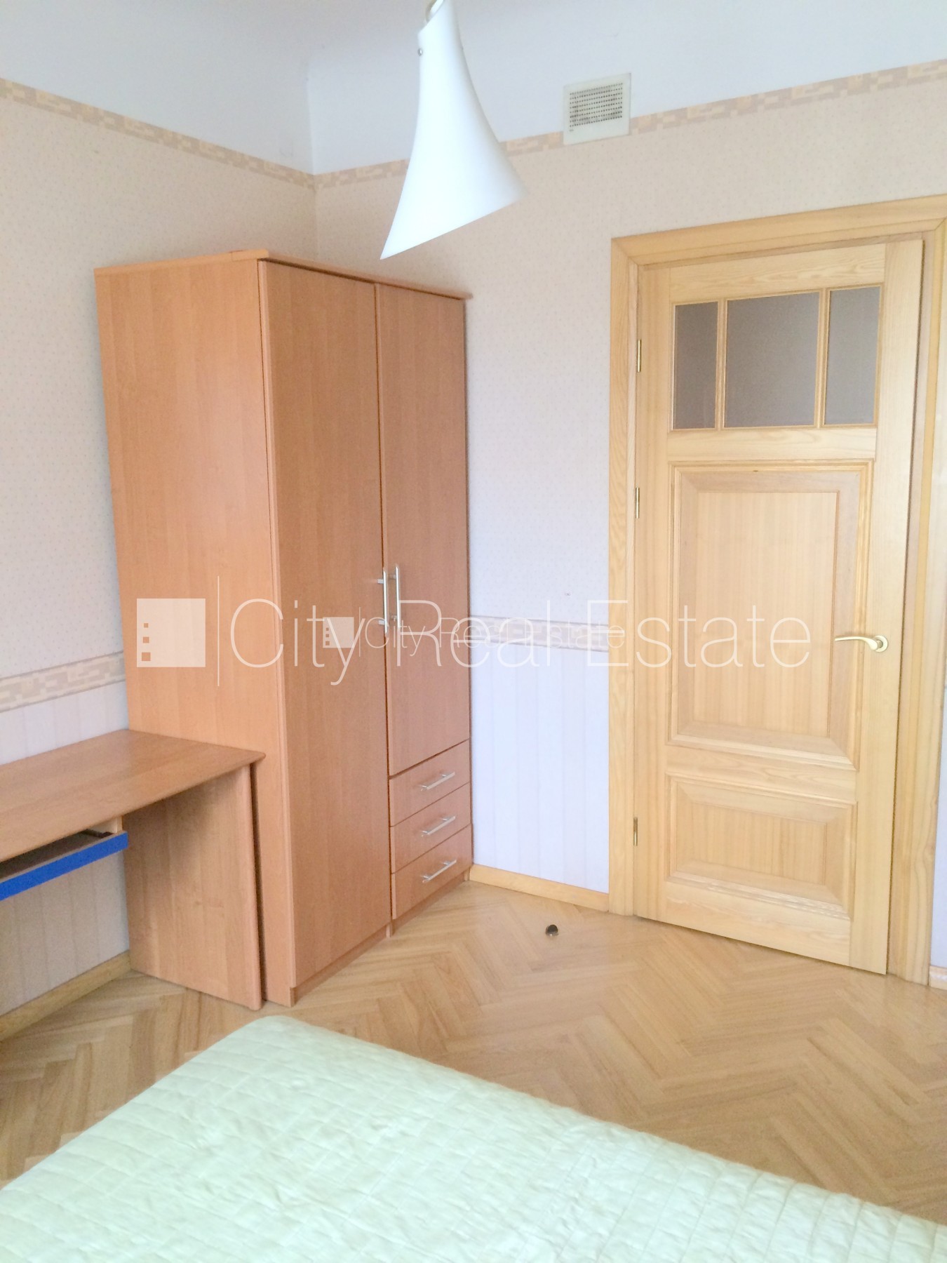 Sludinājumi. Fasādes māja, labiekārtots apzaļumots pagalms, slēgts pagalms, bezmaksas stāvvieta pagalmā, ieeja Cena: 700 EUR/mēn Foto #12