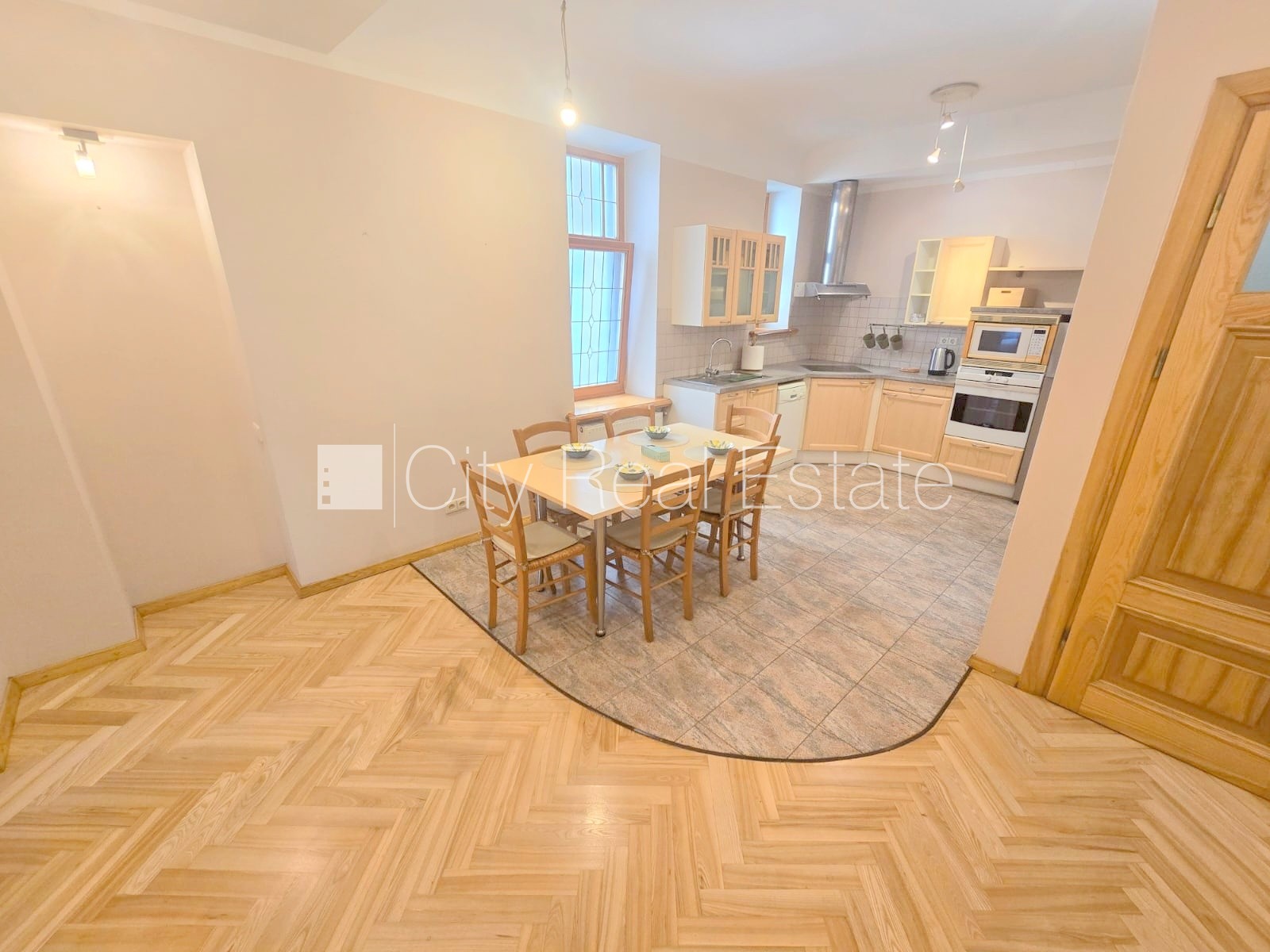 Sludinājumi. Fasādes māja, labiekārtots apzaļumots pagalms, slēgts pagalms, bezmaksas stāvvieta pagalmā, ieeja Cena: 700 EUR/mēn Foto #12