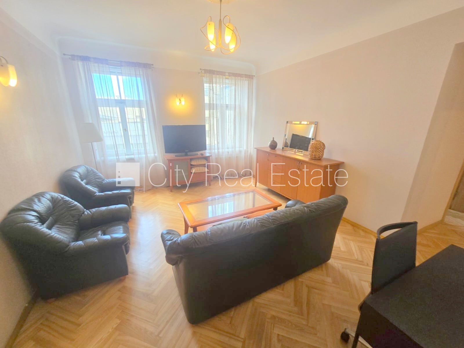 Sludinājumi. Fasādes māja, labiekārtots apzaļumots pagalms, slēgts pagalms, bezmaksas stāvvieta pagalmā, ieeja Cena: 700 EUR/mēn Foto #24