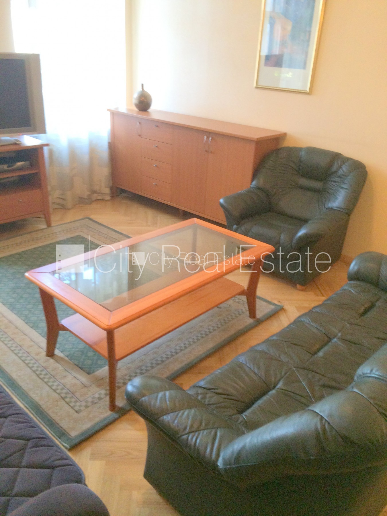Sludinājumi. Fasādes māja, labiekārtots apzaļumots pagalms, slēgts pagalms, bezmaksas stāvvieta pagalmā, ieeja Cena: 700 EUR/mēn Foto #7