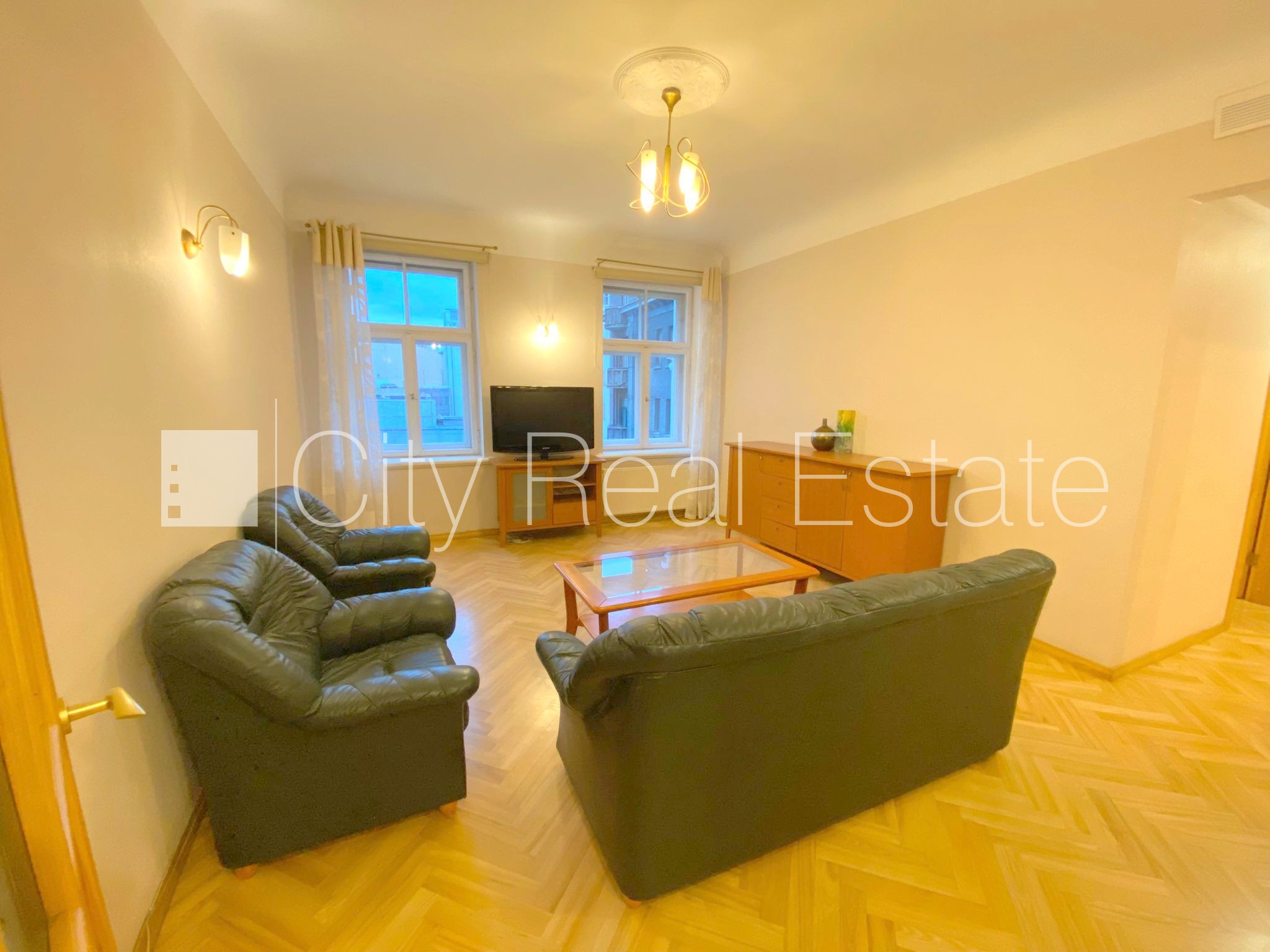 Sludinājumi. Fasādes māja, labiekārtots apzaļumots pagalms, slēgts pagalms, bezmaksas stāvvieta pagalmā, ieeja Cena: 700 EUR/mēn Foto #13