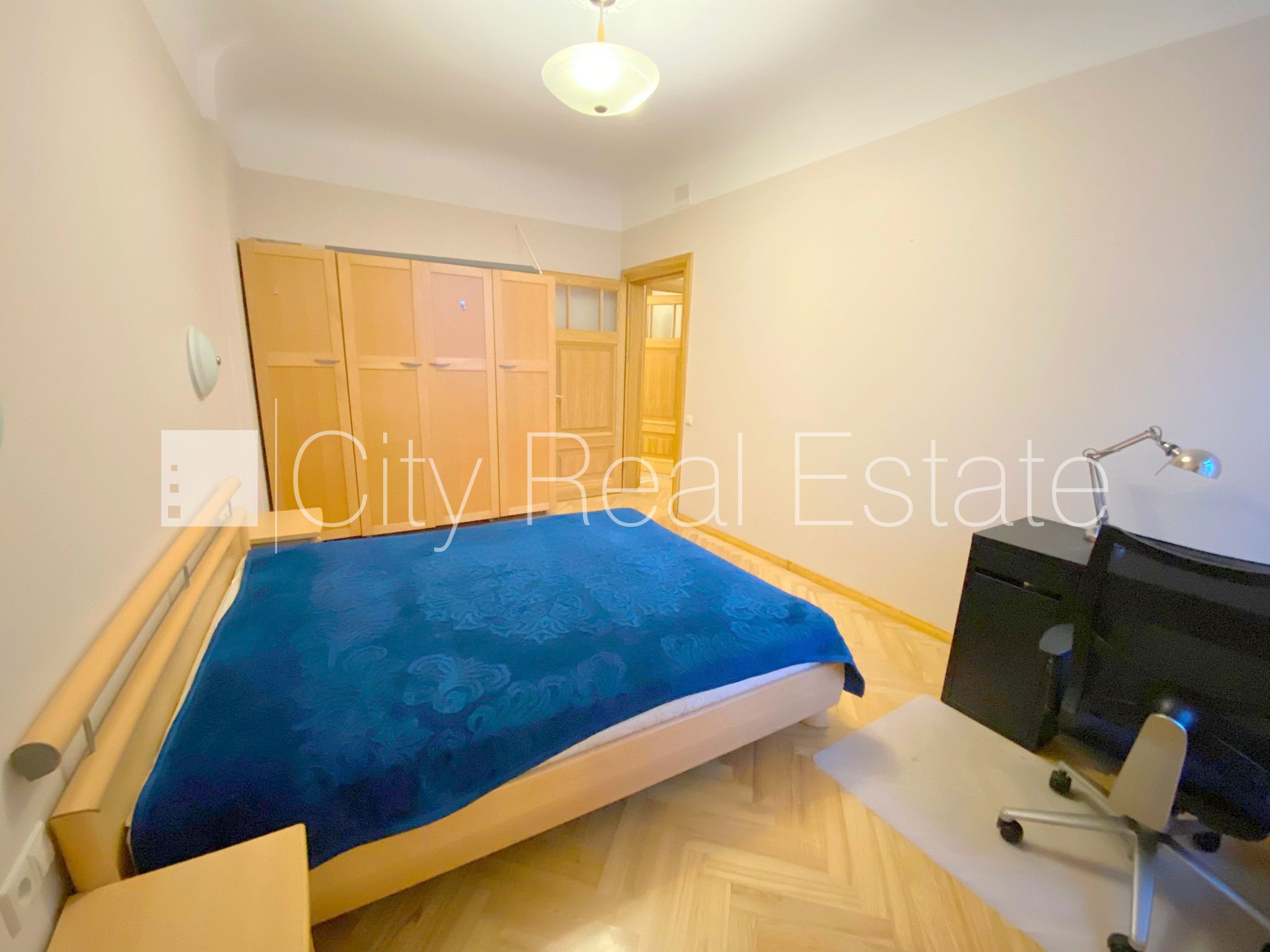 Sludinājumi. Fasādes māja, labiekārtots apzaļumots pagalms, slēgts pagalms, bezmaksas stāvvieta pagalmā, ieeja Cena: 700 EUR/mēn Foto #3