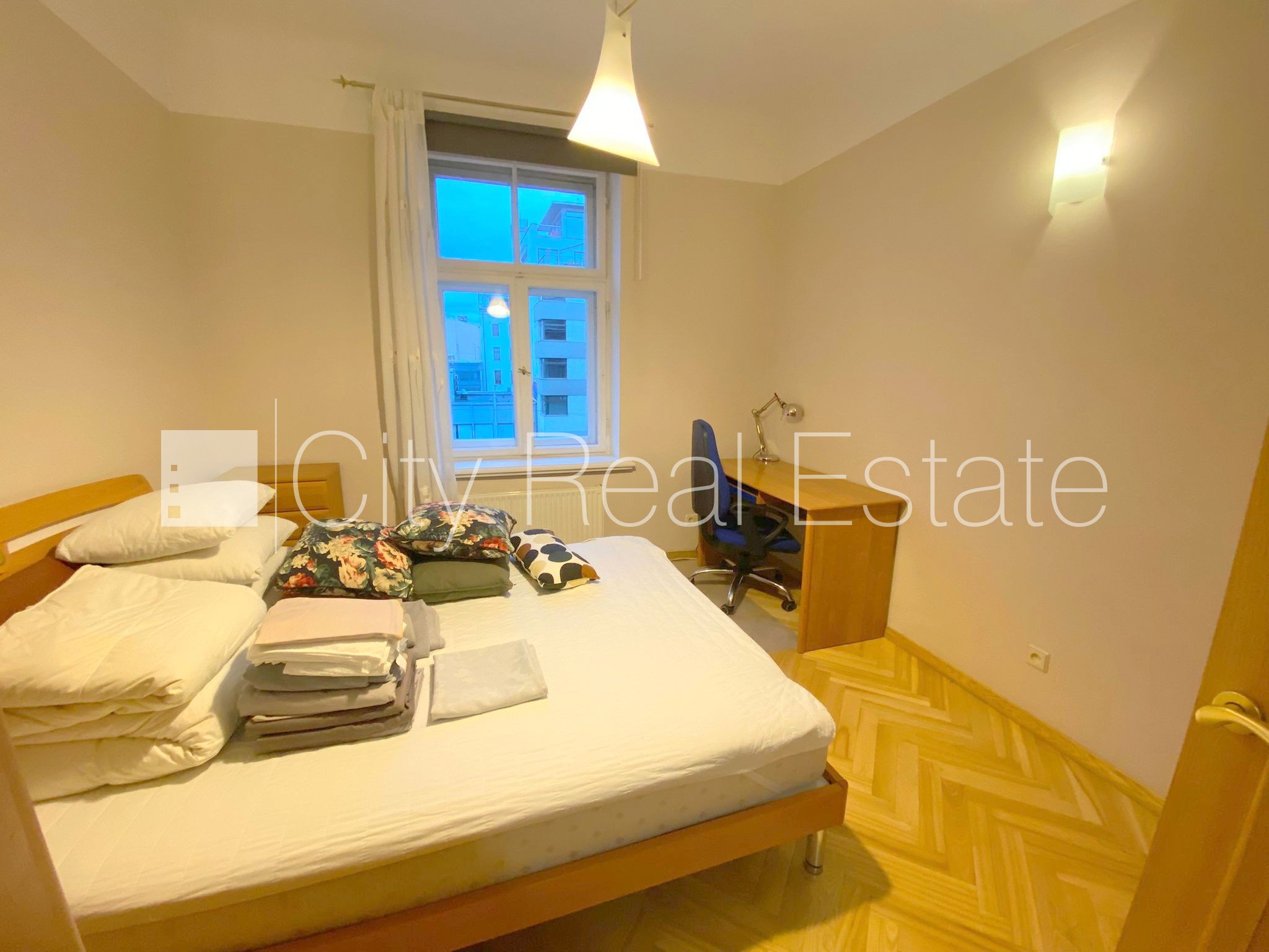 Sludinājumi. Fasādes māja, labiekārtots apzaļumots pagalms, slēgts pagalms, bezmaksas stāvvieta pagalmā, ieeja Cena: 700 EUR/mēn Foto #10