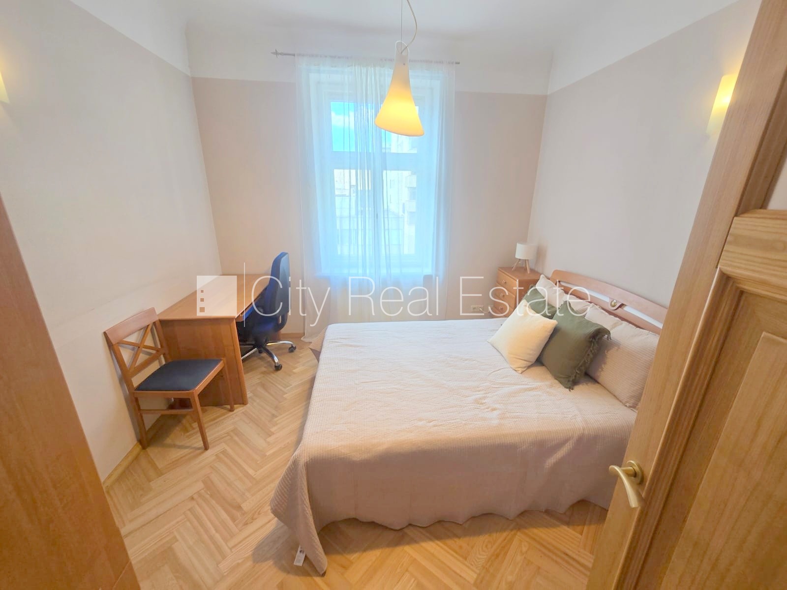Sludinājumi. Fasādes māja, labiekārtots apzaļumots pagalms, slēgts pagalms, bezmaksas stāvvieta pagalmā, ieeja Cena: 700 EUR/mēn Foto #18