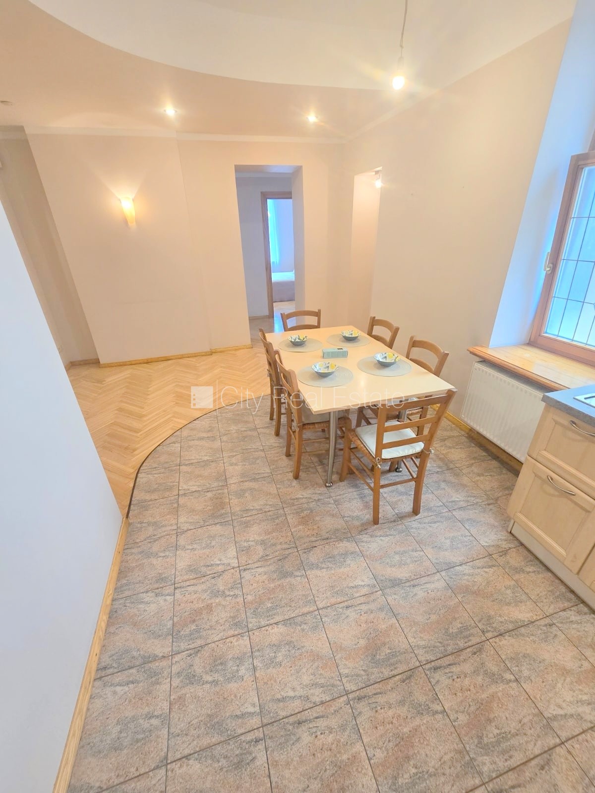 Sludinājumi. Fasādes māja, labiekārtots apzaļumots pagalms, slēgts pagalms, bezmaksas stāvvieta pagalmā, ieeja Cena: 700 EUR/mēn Foto #19