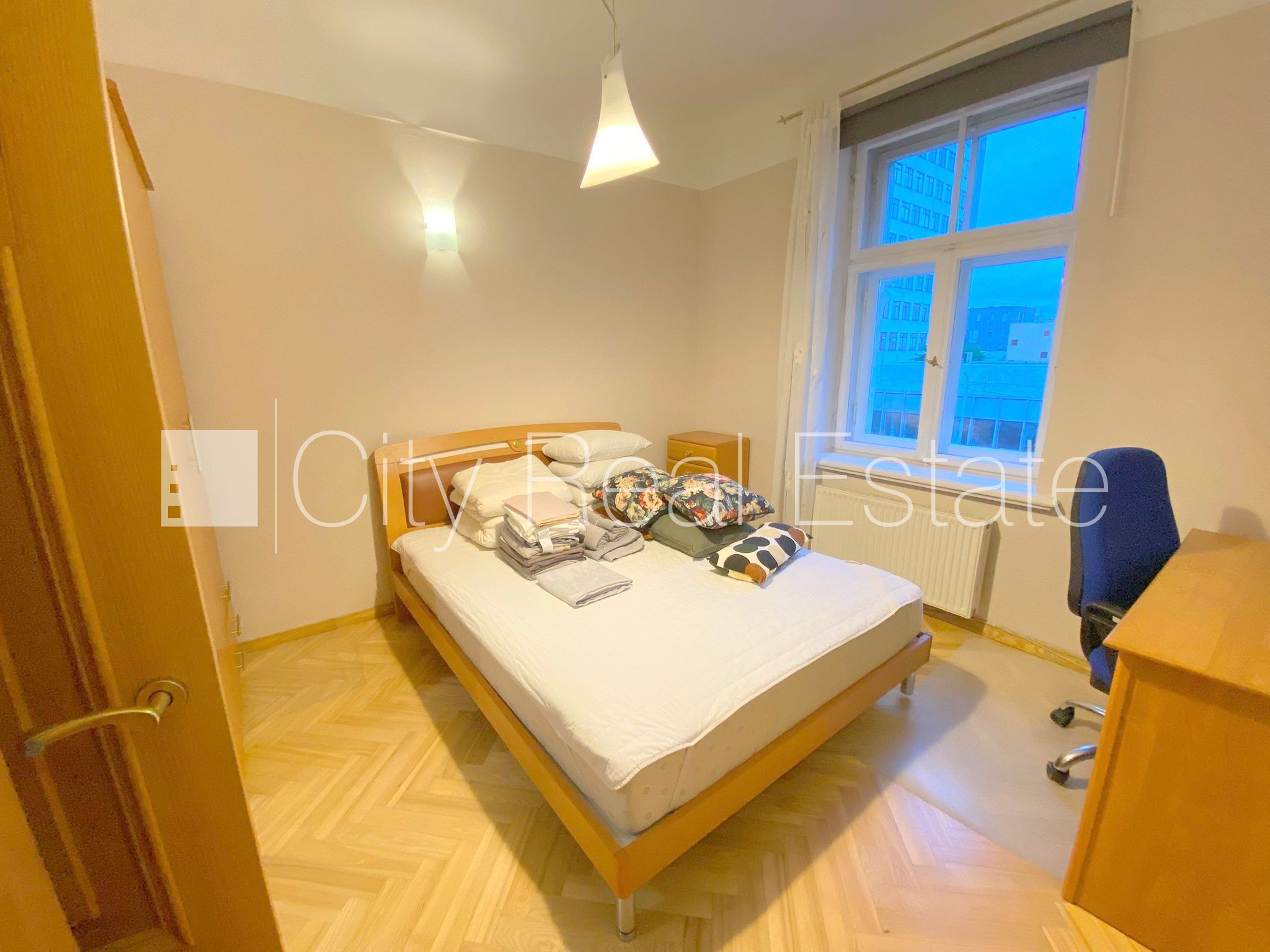 Sludinājumi. Fasādes māja, labiekārtots apzaļumots pagalms, slēgts pagalms, bezmaksas stāvvieta pagalmā, ieeja Cena: 700 EUR/mēn Foto #9