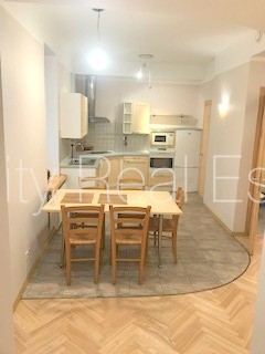 Sludinājumi. Fasādes māja, labiekārtots apzaļumots pagalms, slēgts pagalms, bezmaksas stāvvieta pagalmā, ieeja Cena: 700 EUR/mēn Foto #5