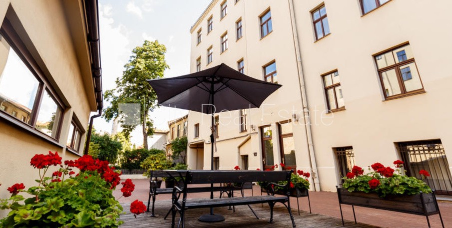 Sludinājumi. Fasādes māja, renovēta māja, labiekārtots apzaļumots pagalms, slēgts pagalms, ieeja no pagalma, Cena: 620 EUR/mēn Foto #6