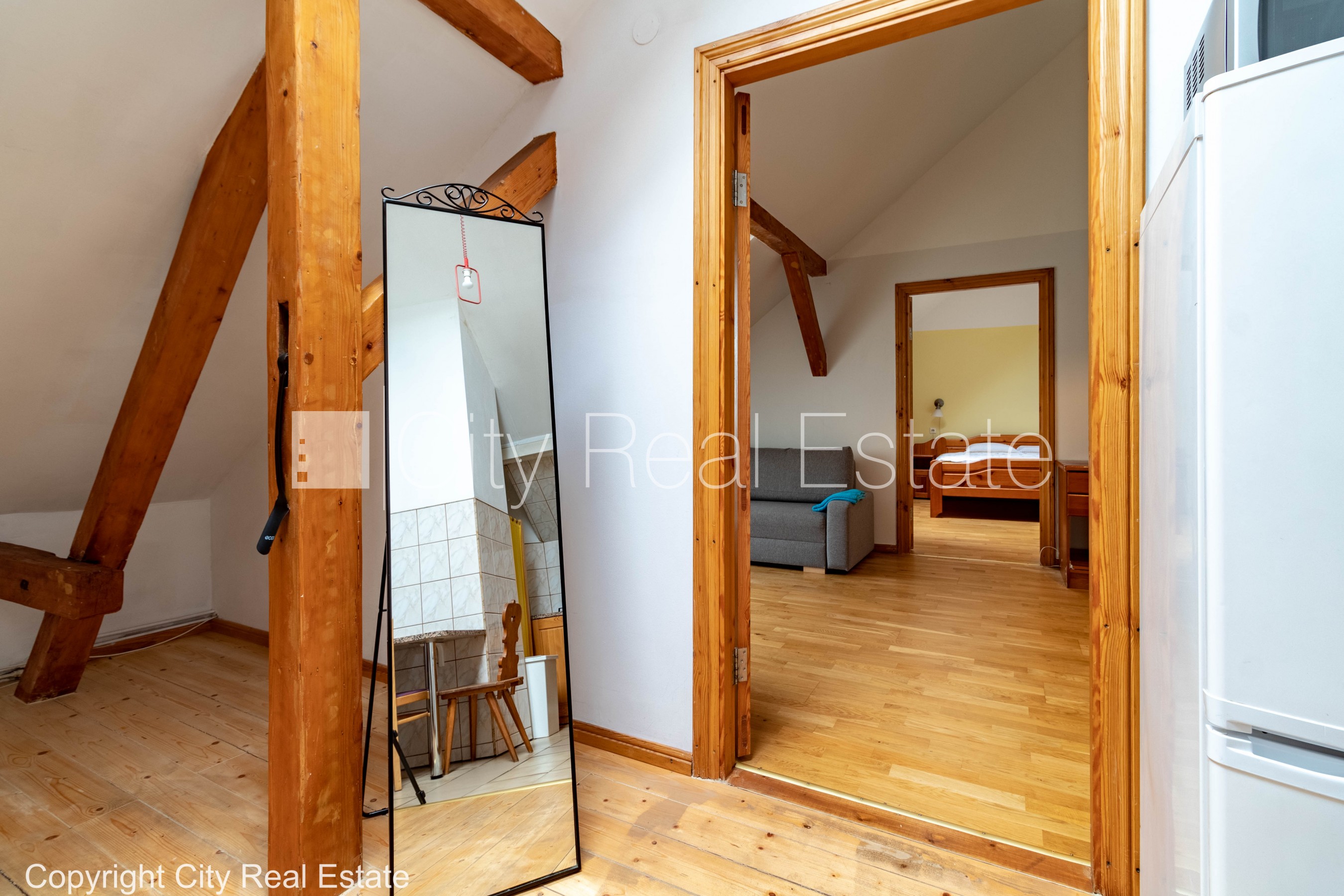 Sludinājumi. Koka māja, fasādes māja, slēgts pagalms, ieeja no pagalma, mansards, logi vērsti mājas abās pusēs, Cena: 650 EUR/mēn Foto #24