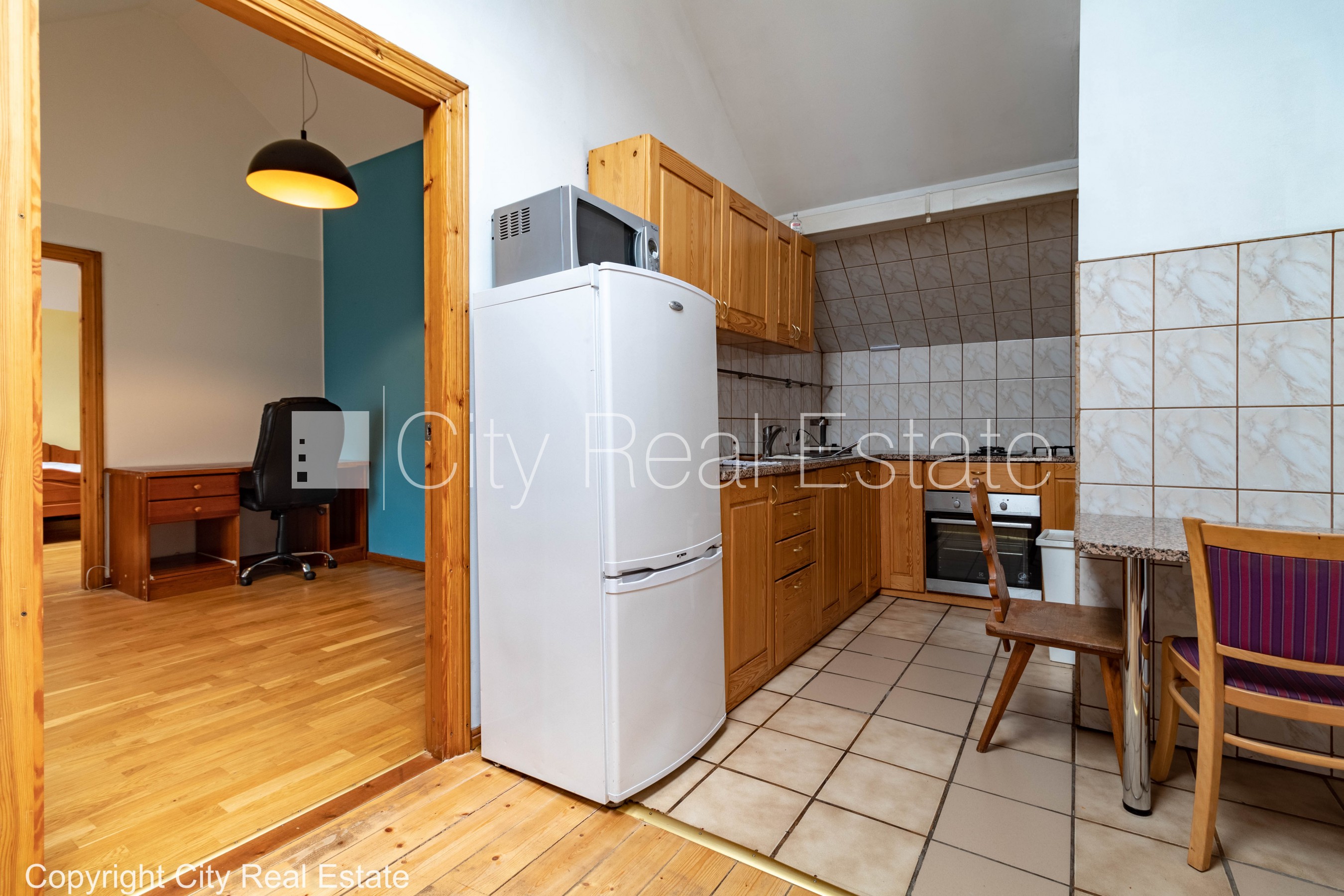 Sludinājumi. Koka māja, fasādes māja, slēgts pagalms, ieeja no pagalma, mansards, logi vērsti mājas abās pusēs, Cena: 650 EUR/mēn Foto #16