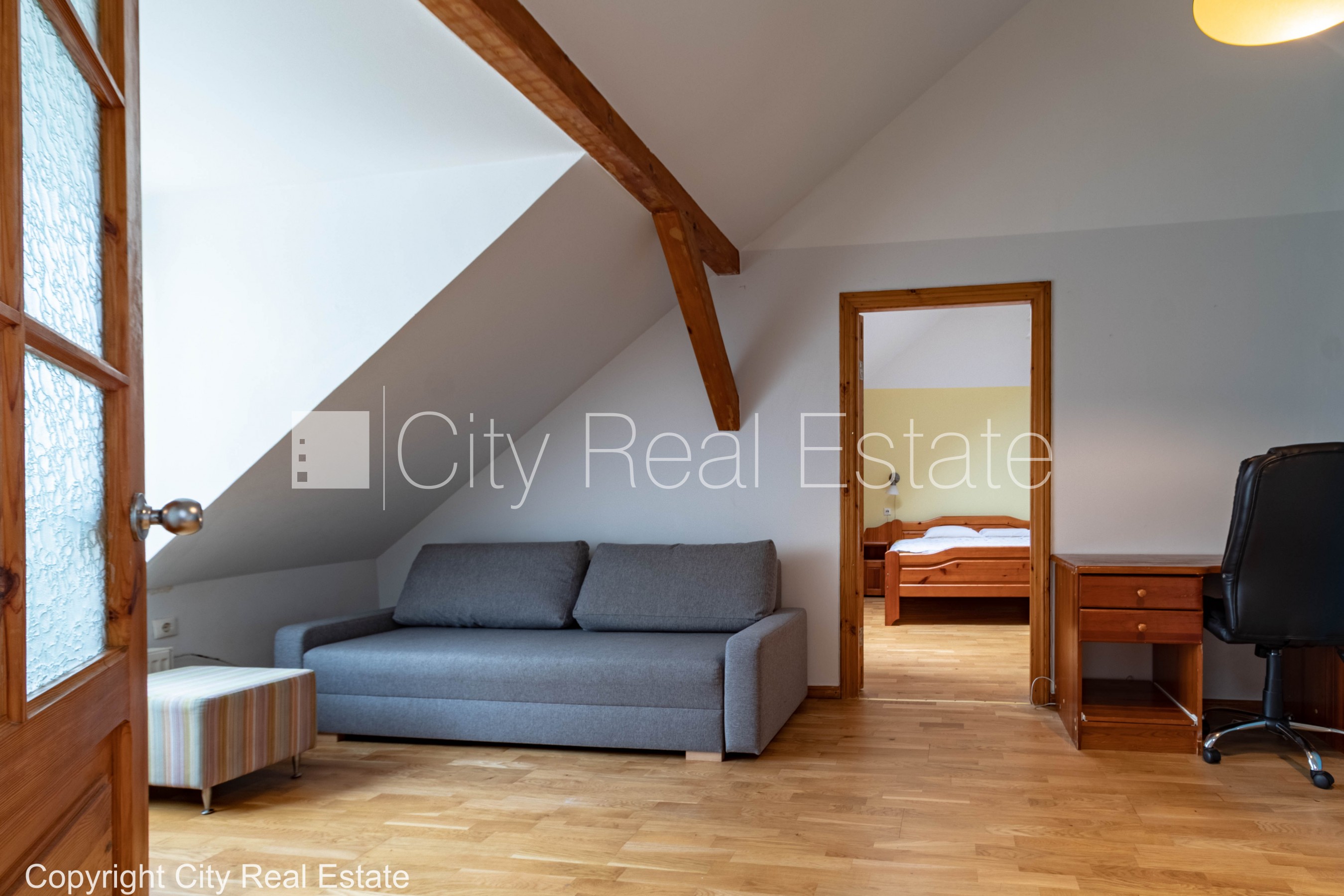 Sludinājumi. Koka māja, fasādes māja, slēgts pagalms, ieeja no pagalma, mansards, logi vērsti mājas abās pusēs, Cena: 650 EUR/mēn Foto #9