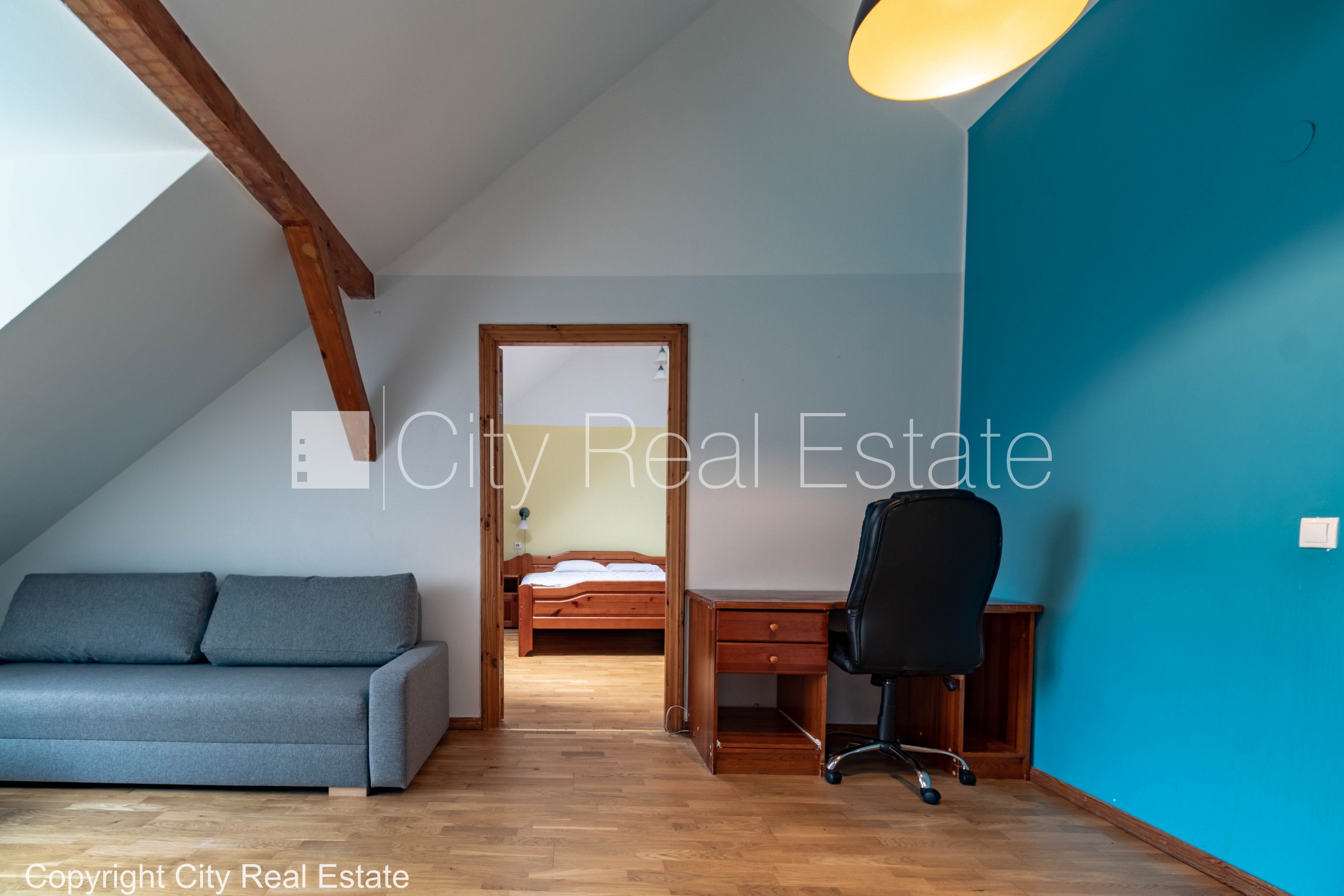 Sludinājumi. Koka māja, fasādes māja, slēgts pagalms, ieeja no pagalma, mansards, logi vērsti mājas abās pusēs, Cena: 650 EUR/mēn Foto #8