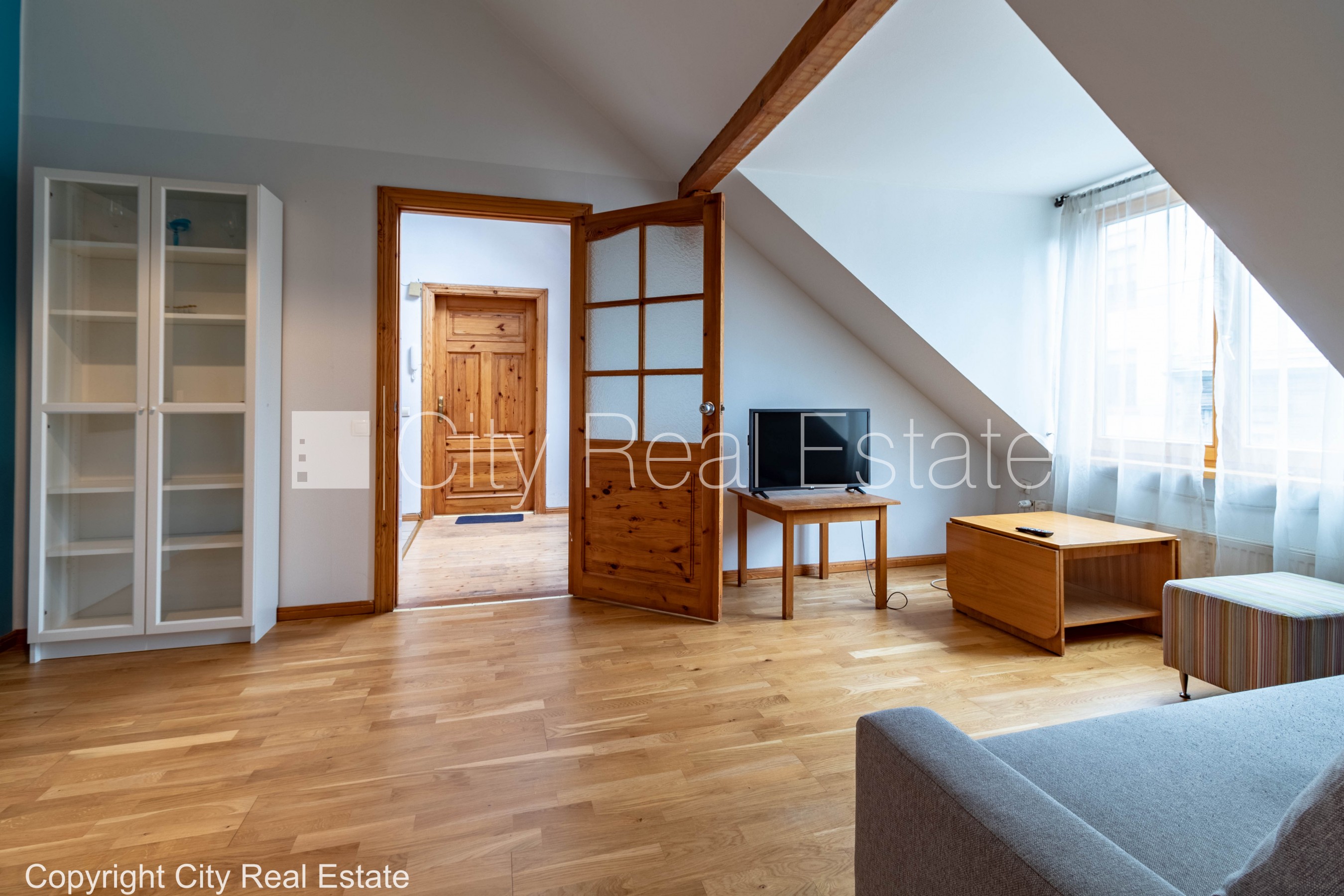 Sludinājumi. Koka māja, fasādes māja, slēgts pagalms, ieeja no pagalma, mansards, logi vērsti mājas abās pusēs, Cena: 650 EUR/mēn Foto #15