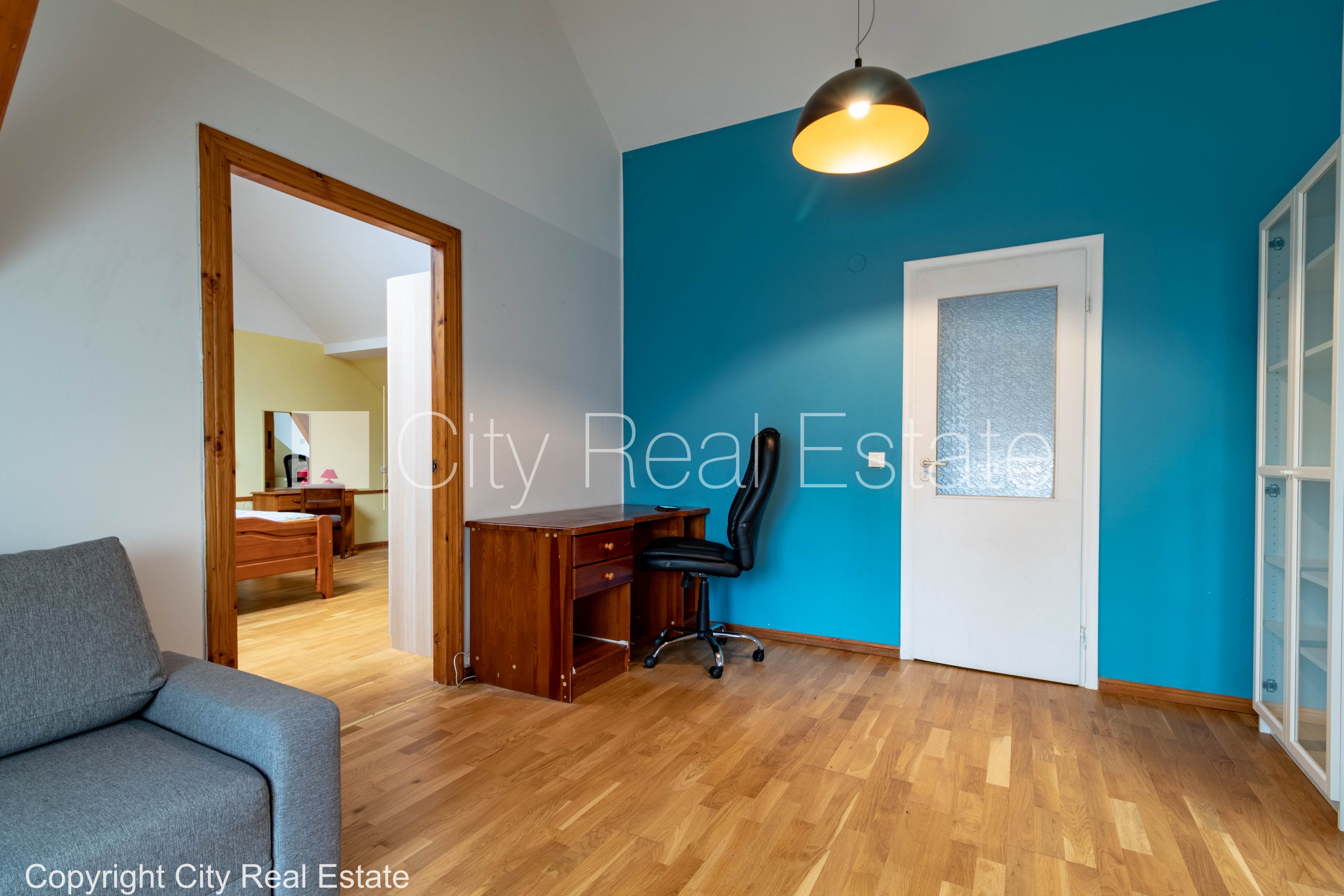 Sludinājumi. Koka māja, fasādes māja, slēgts pagalms, ieeja no pagalma, mansards, logi vērsti mājas abās pusēs, Cena: 650 EUR/mēn Foto #14