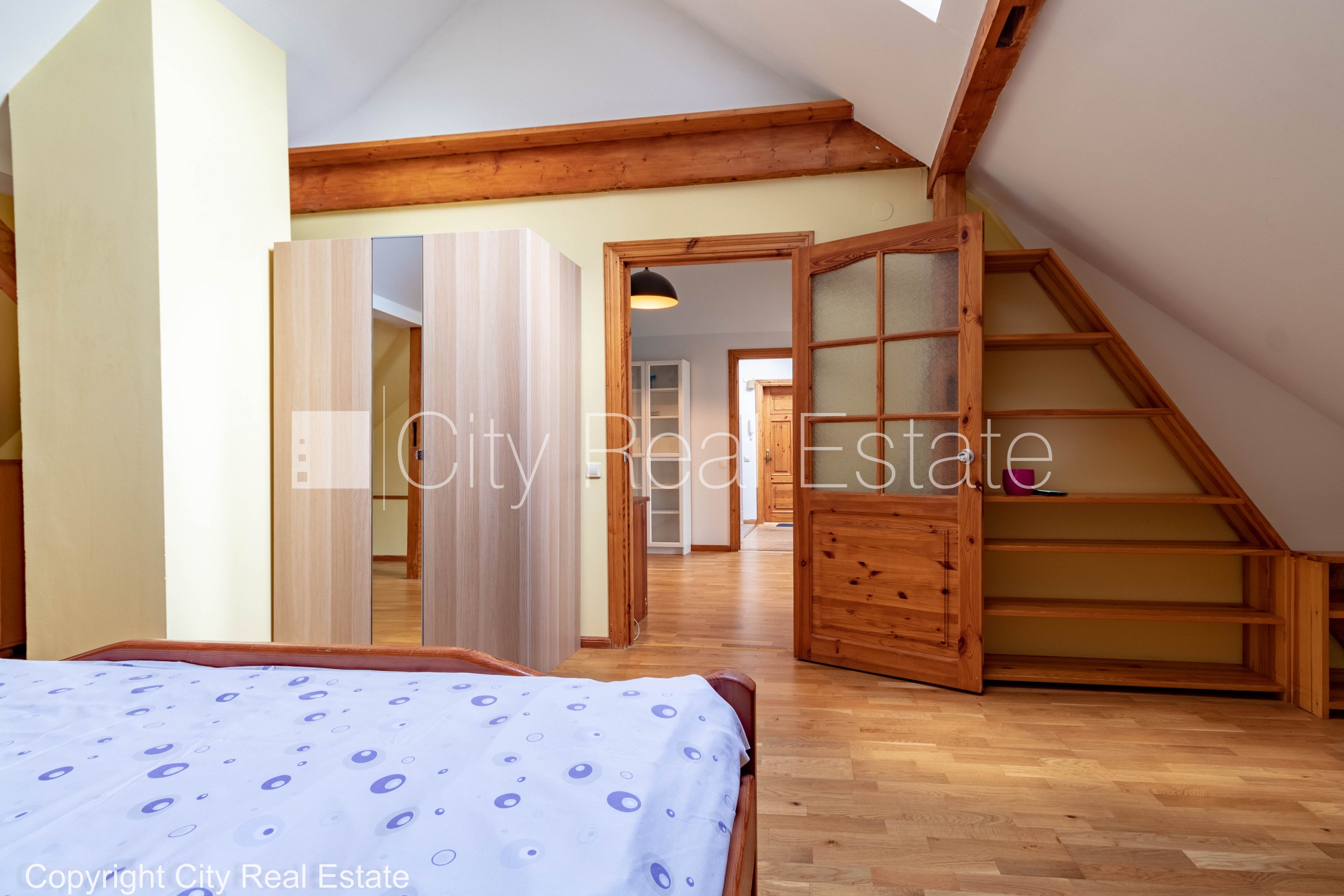 Sludinājumi. Koka māja, fasādes māja, slēgts pagalms, ieeja no pagalma, mansards, logi vērsti mājas abās pusēs, Cena: 650 EUR/mēn Foto #7