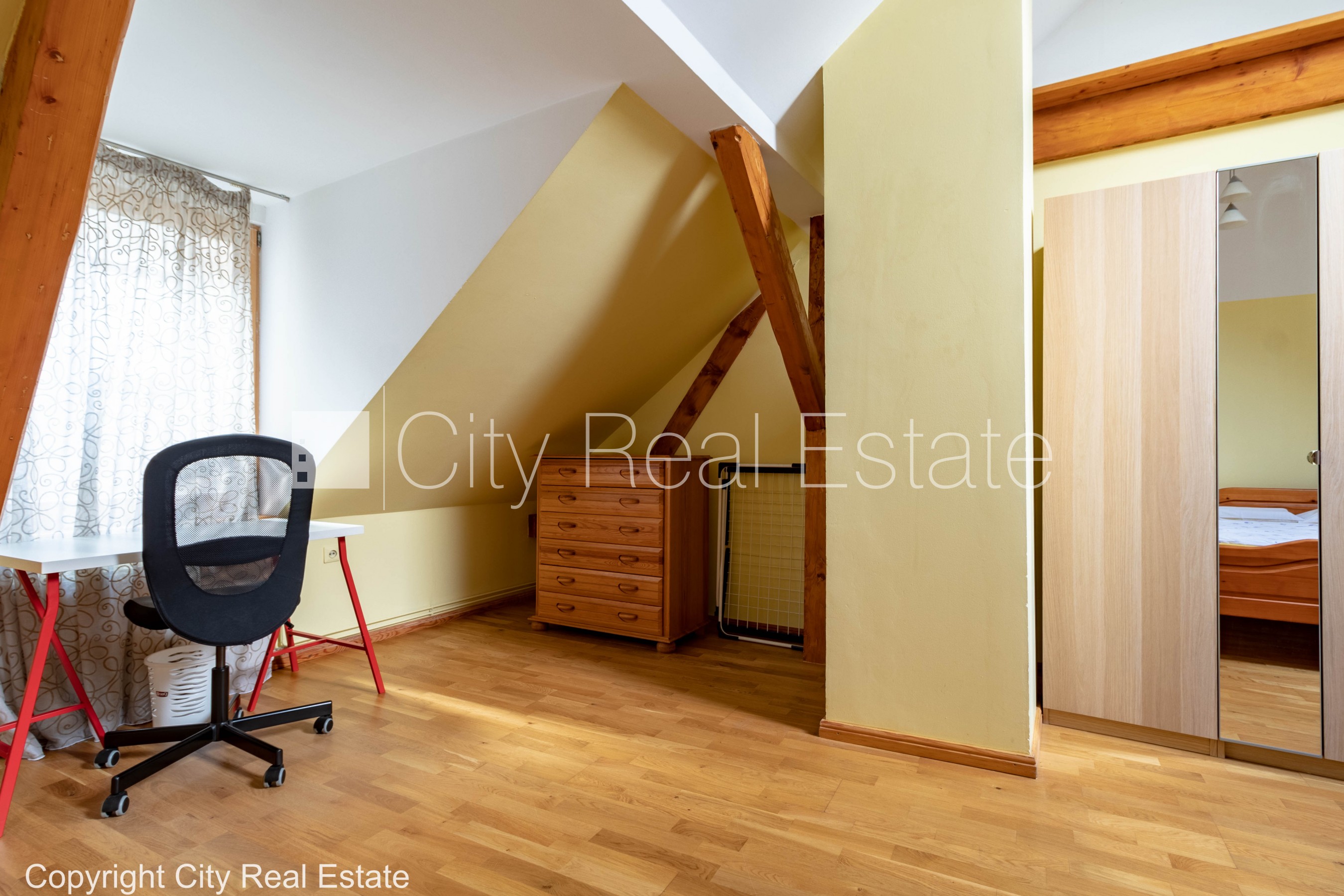 Sludinājumi. Koka māja, fasādes māja, slēgts pagalms, ieeja no pagalma, mansards, logi vērsti mājas abās pusēs, Cena: 650 EUR/mēn Foto #4