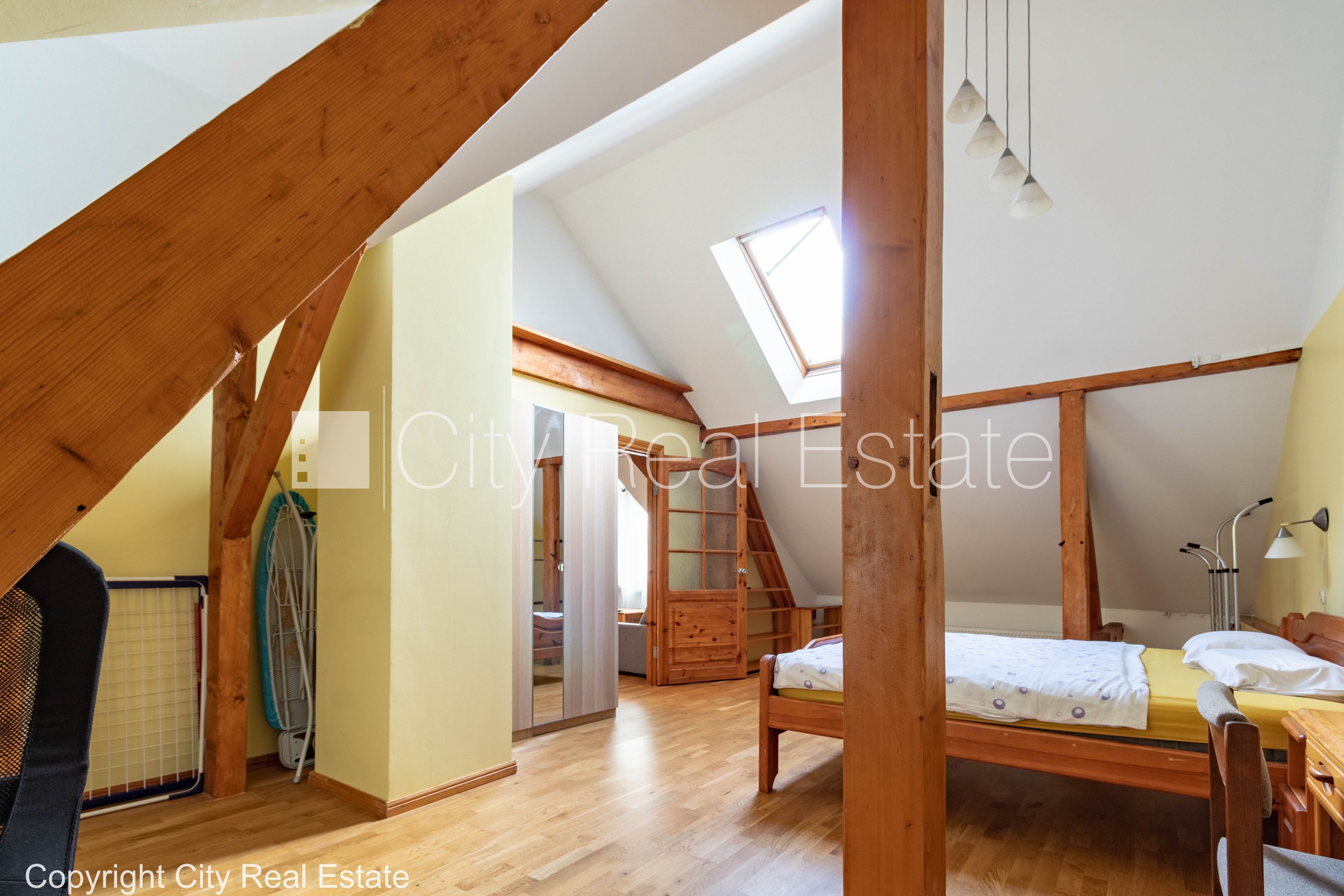 Sludinājumi. Koka māja, fasādes māja, slēgts pagalms, ieeja no pagalma, mansards, logi vērsti mājas abās pusēs, Cena: 650 EUR/mēn Foto #5