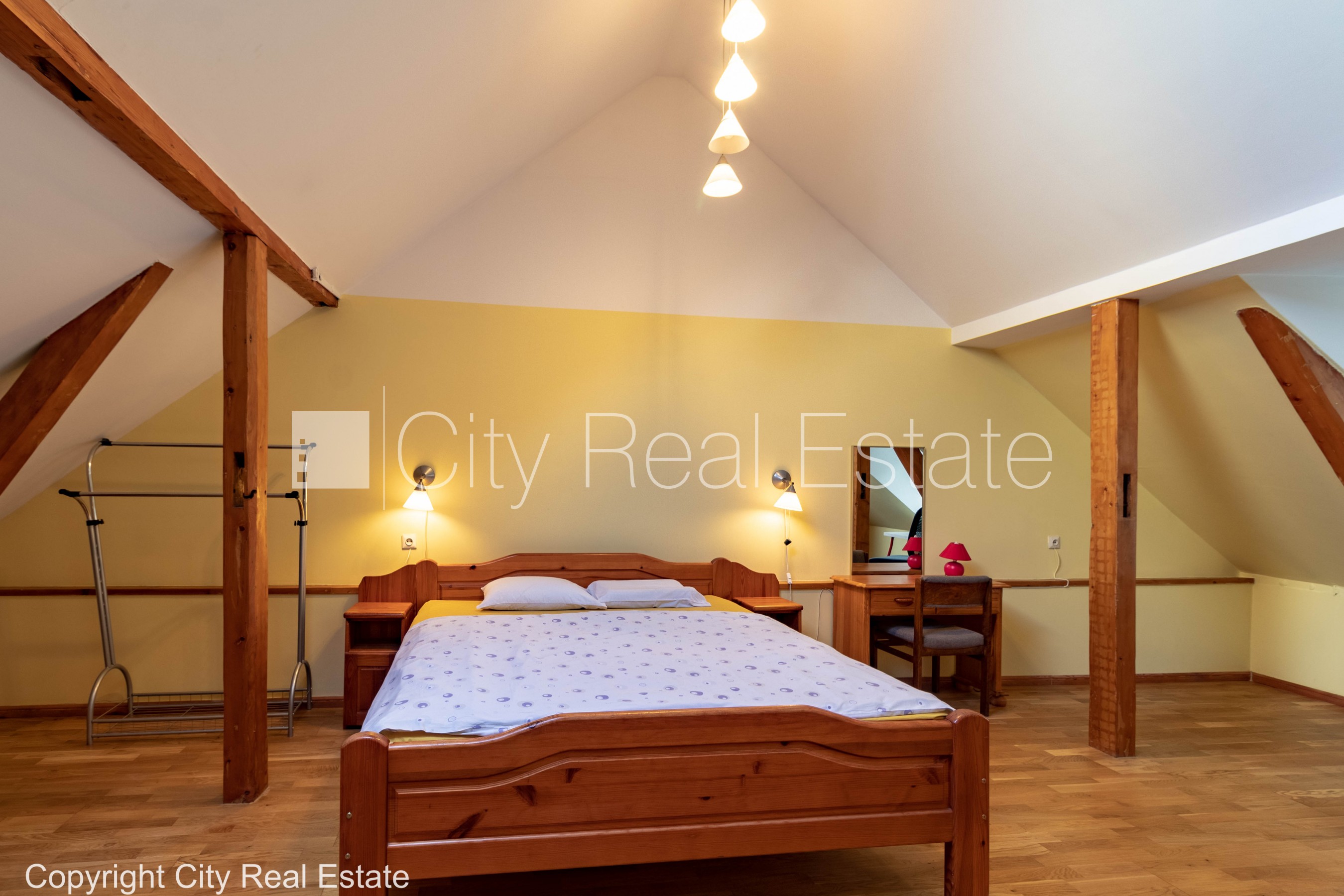 Sludinājumi. Koka māja, fasādes māja, slēgts pagalms, ieeja no pagalma, mansards, logi vērsti mājas abās pusēs, Cena: 650 EUR/mēn Foto #2