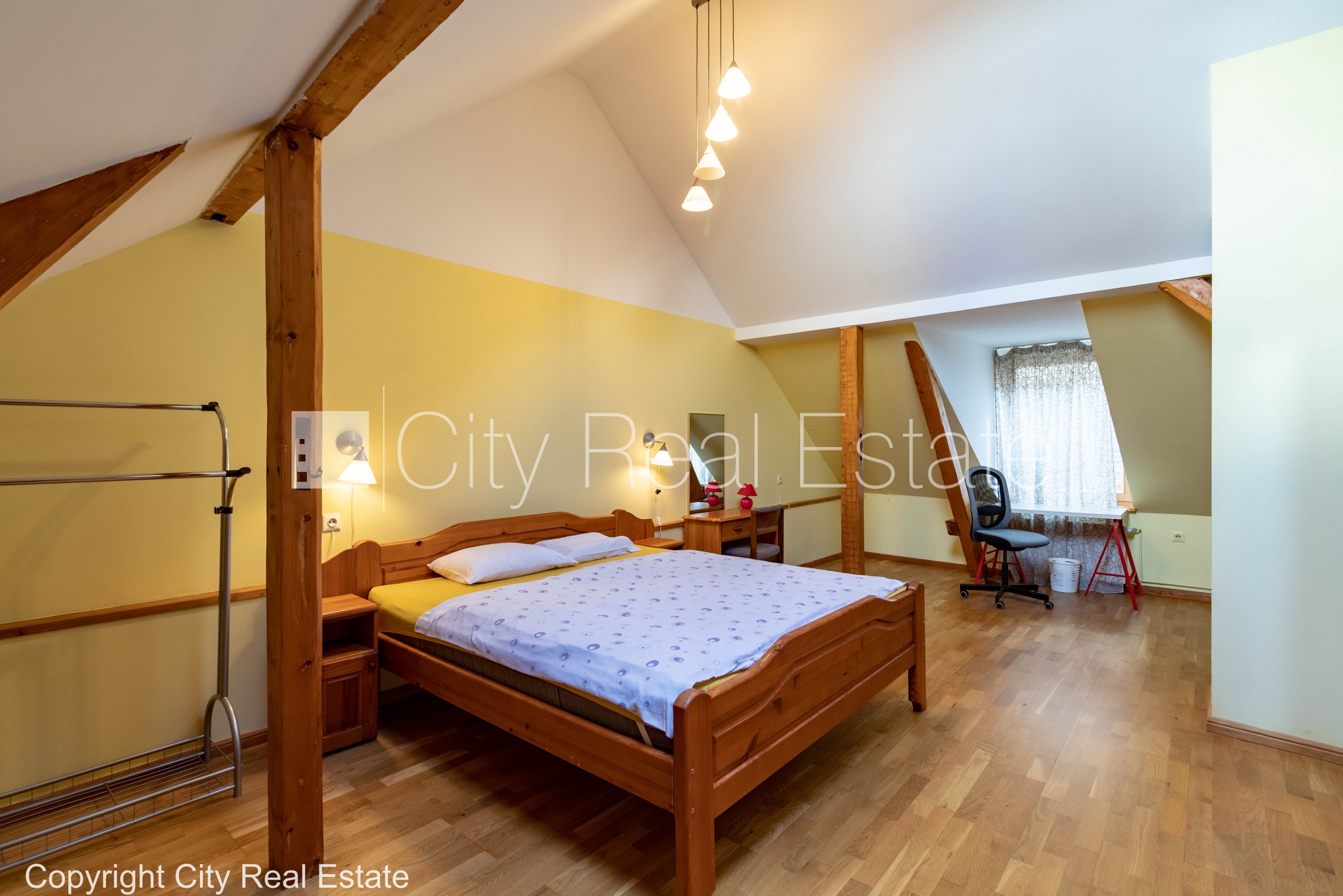 Sludinājumi. Koka māja, fasādes māja, slēgts pagalms, ieeja no pagalma, mansards, logi vērsti mājas abās pusēs, Cena: 650 EUR/mēn Foto #3