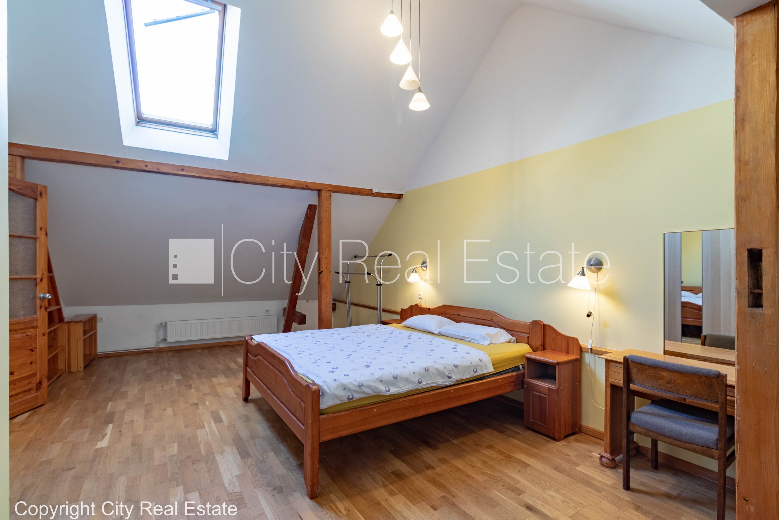 Sludinājumi. Koka māja, fasādes māja, slēgts pagalms, ieeja no pagalma, mansards, logi vērsti mājas abās pusēs, Cena: 650 EUR/mēn Foto #1