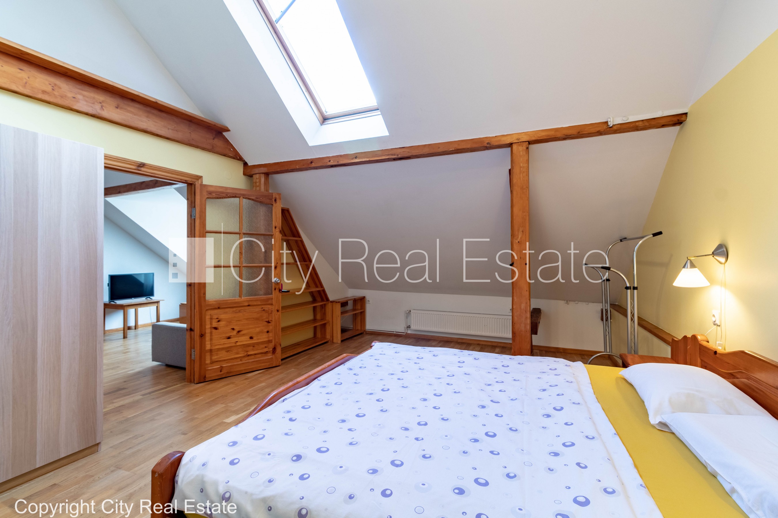 Sludinājumi. Koka māja, fasādes māja, slēgts pagalms, ieeja no pagalma, mansards, logi vērsti mājas abās pusēs, Cena: 650 EUR/mēn Foto #6