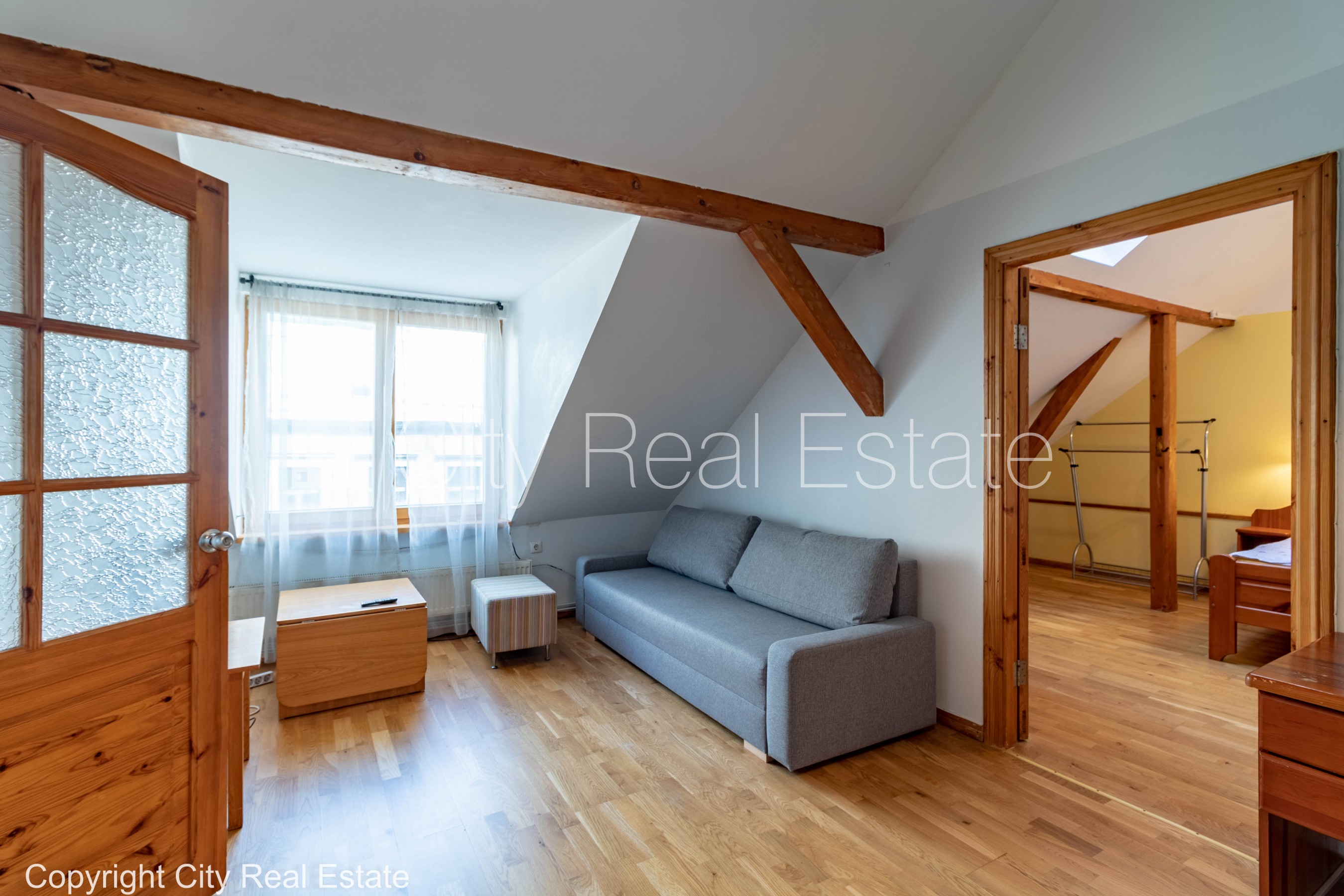 Sludinājumi. Koka māja, fasādes māja, slēgts pagalms, ieeja no pagalma, mansards, logi vērsti mājas abās pusēs, Cena: 650 EUR/mēn Foto #10