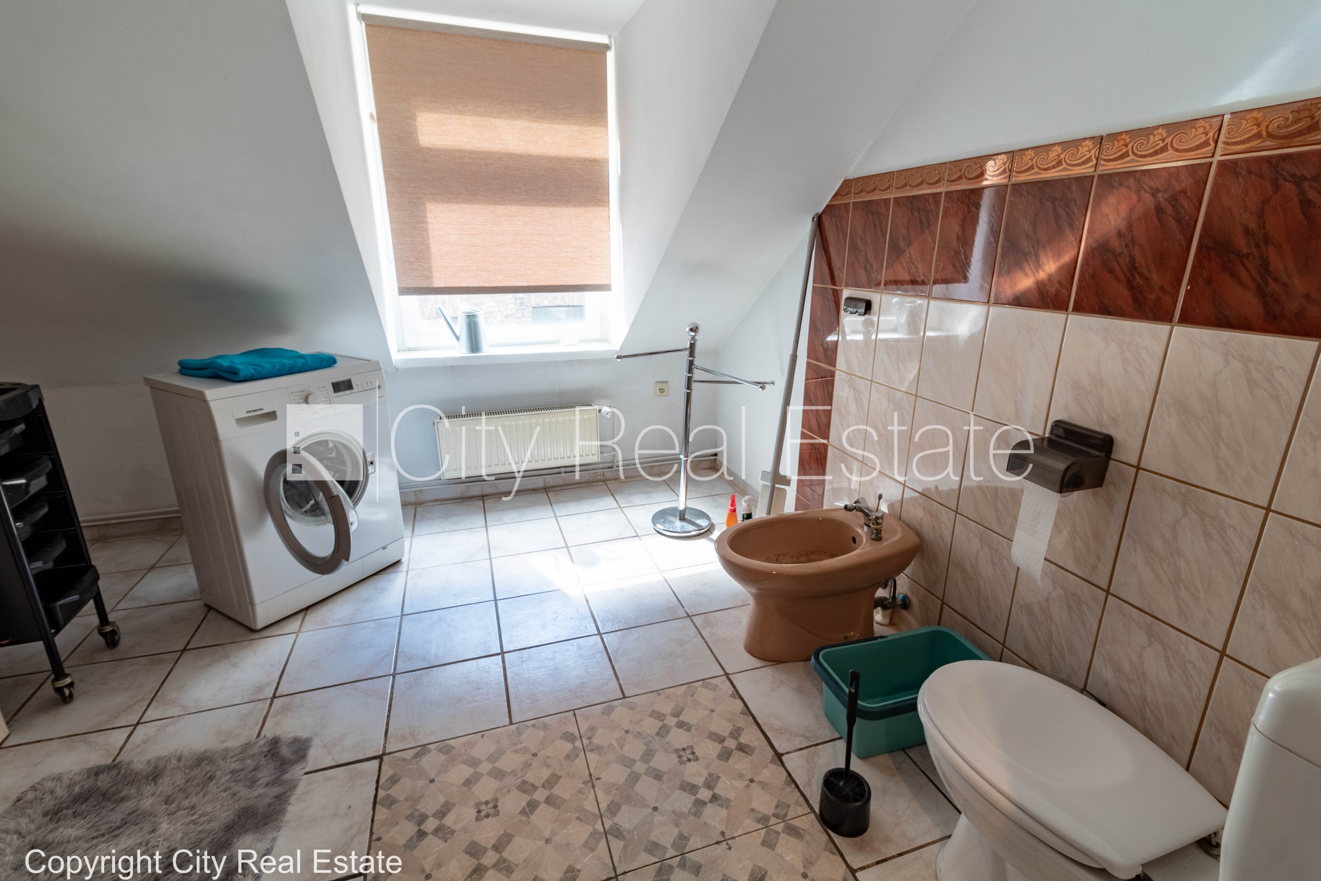 Sludinājumi. Koka māja, fasādes māja, slēgts pagalms, ieeja no pagalma, mansards, logi vērsti mājas abās pusēs, Cena: 650 EUR/mēn Foto #23