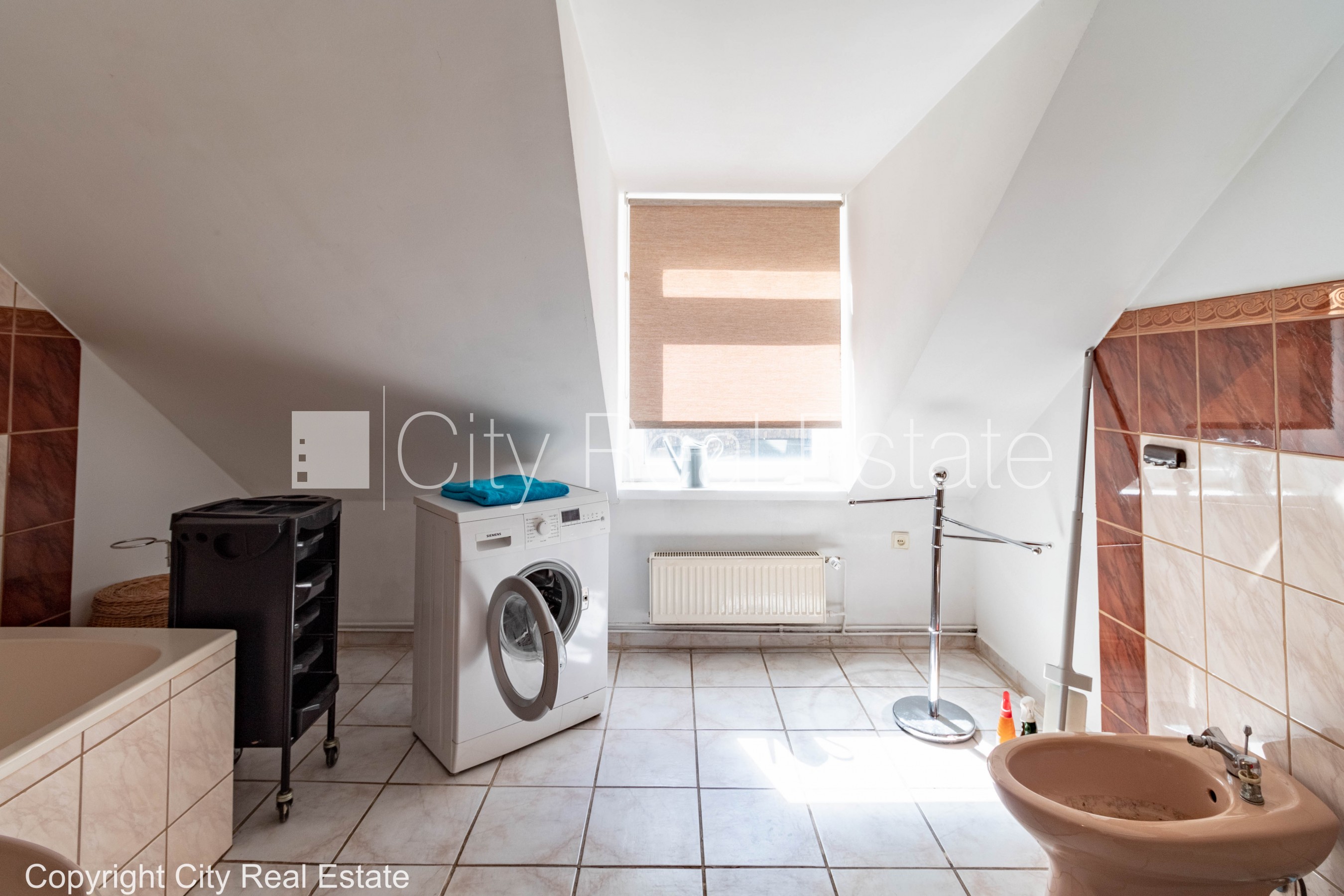 Sludinājumi. Koka māja, fasādes māja, slēgts pagalms, ieeja no pagalma, mansards, logi vērsti mājas abās pusēs, Cena: 650 EUR/mēn Foto #22